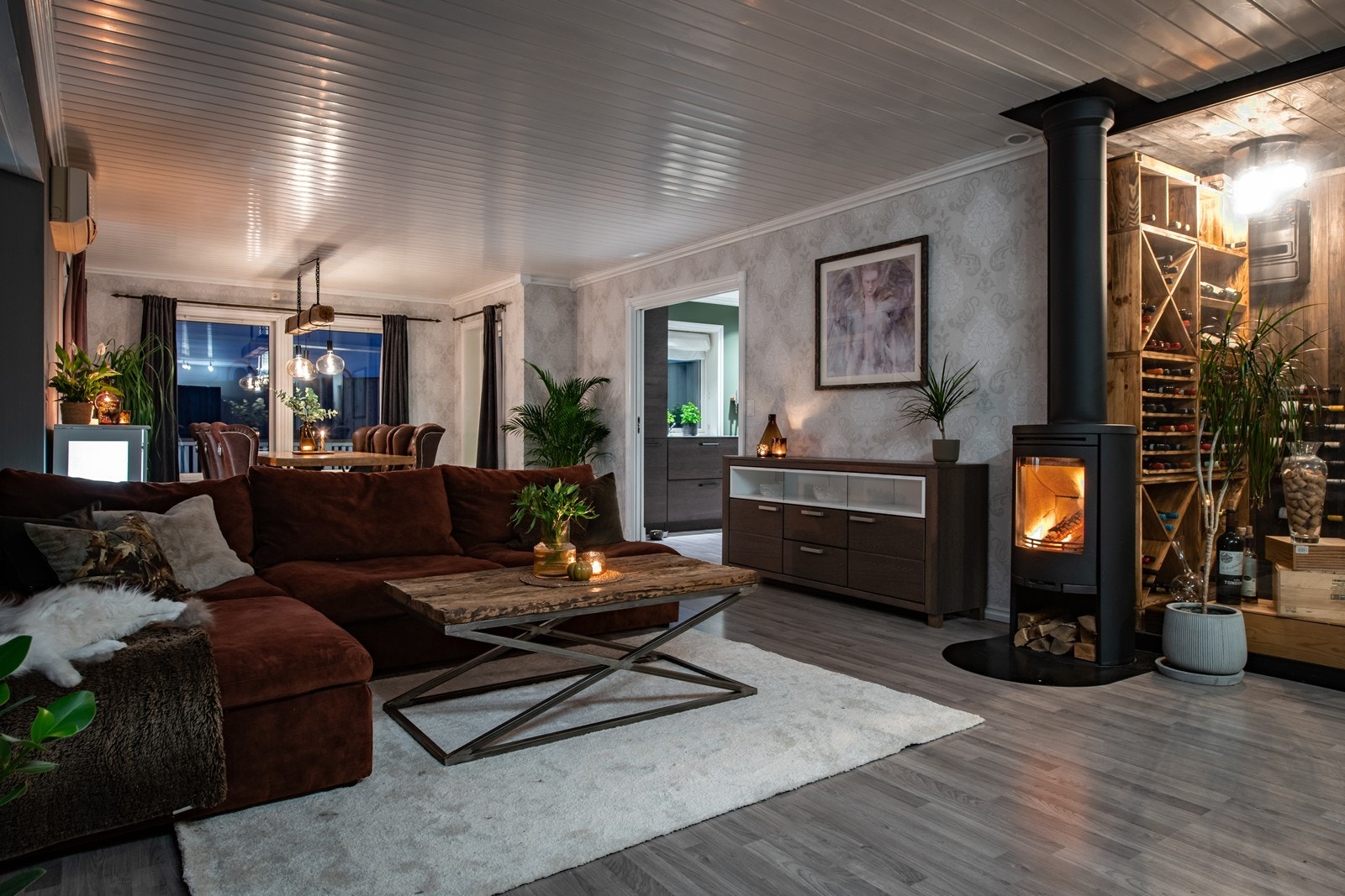 Stor, flott stue med peis til kalde kvelder Galleribilde