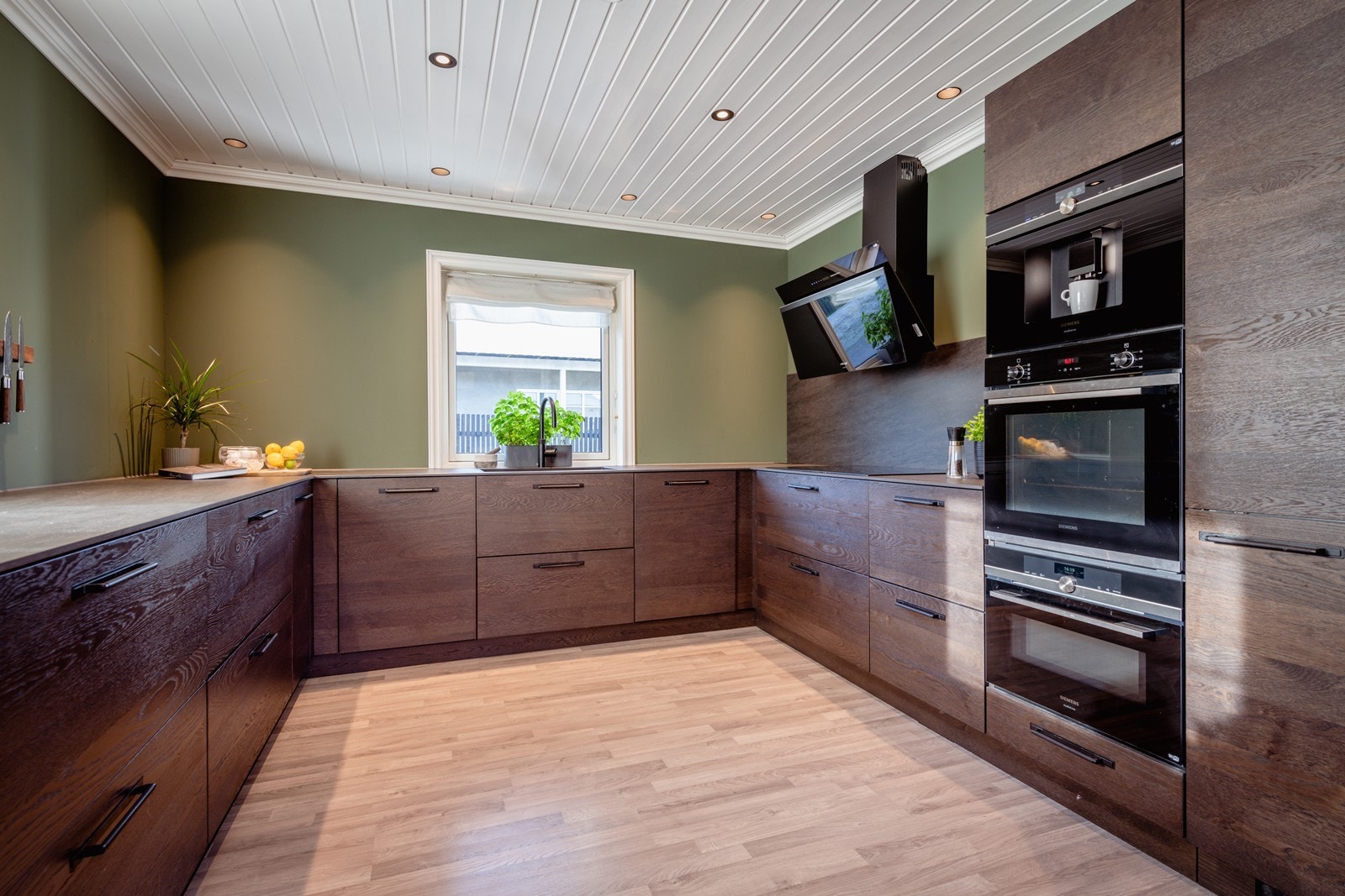 Integrerte hvitevarer i et romslig kjøkken med masse benkeplass Galleribilde