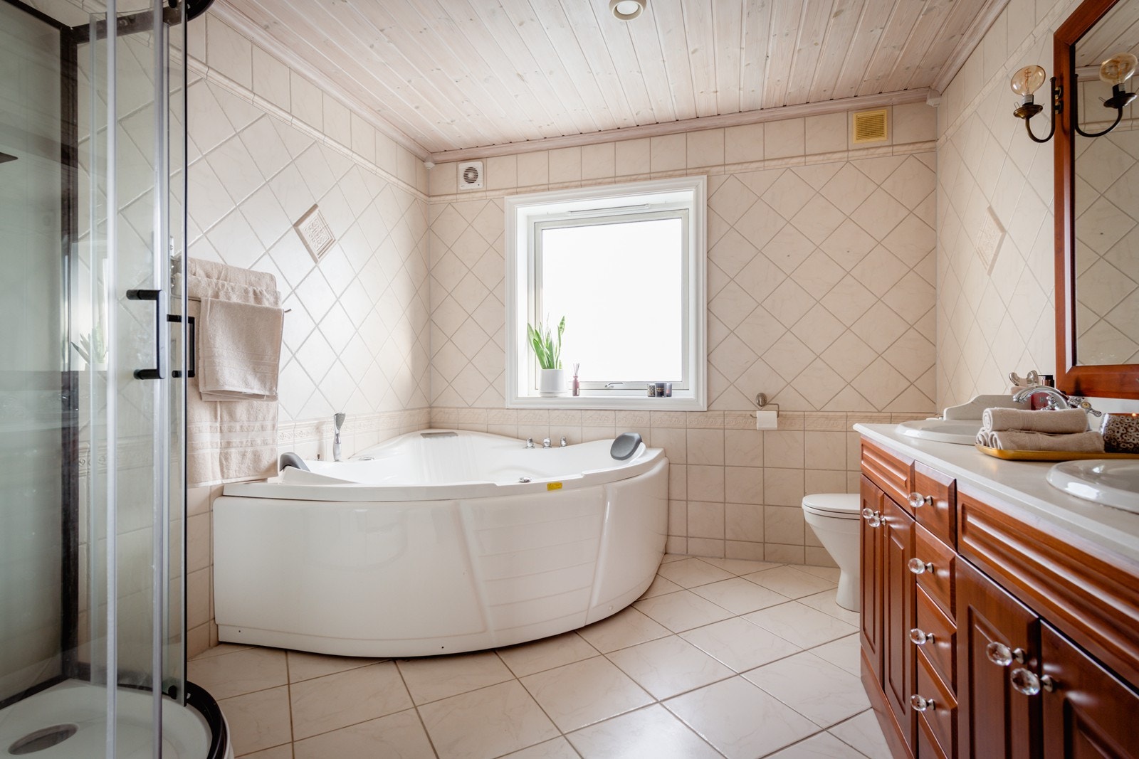 Stort bad med både badekar og dusjkabinett Galleribilde