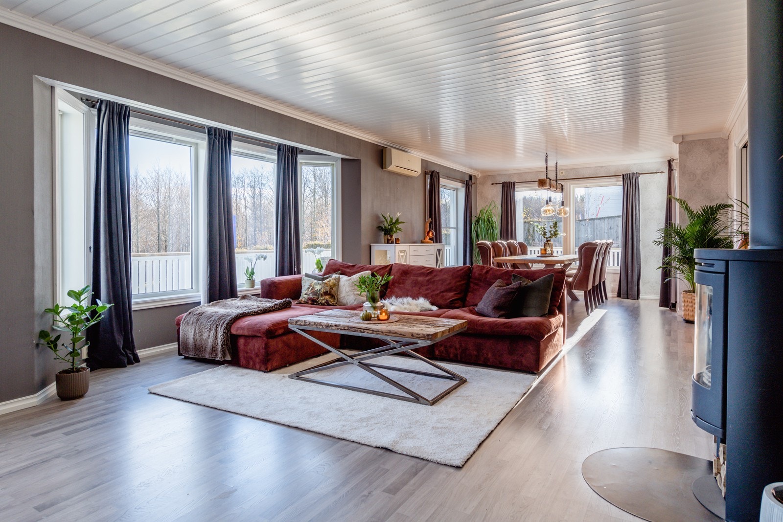 Romslig stue med gode lysforhold Galleribilde