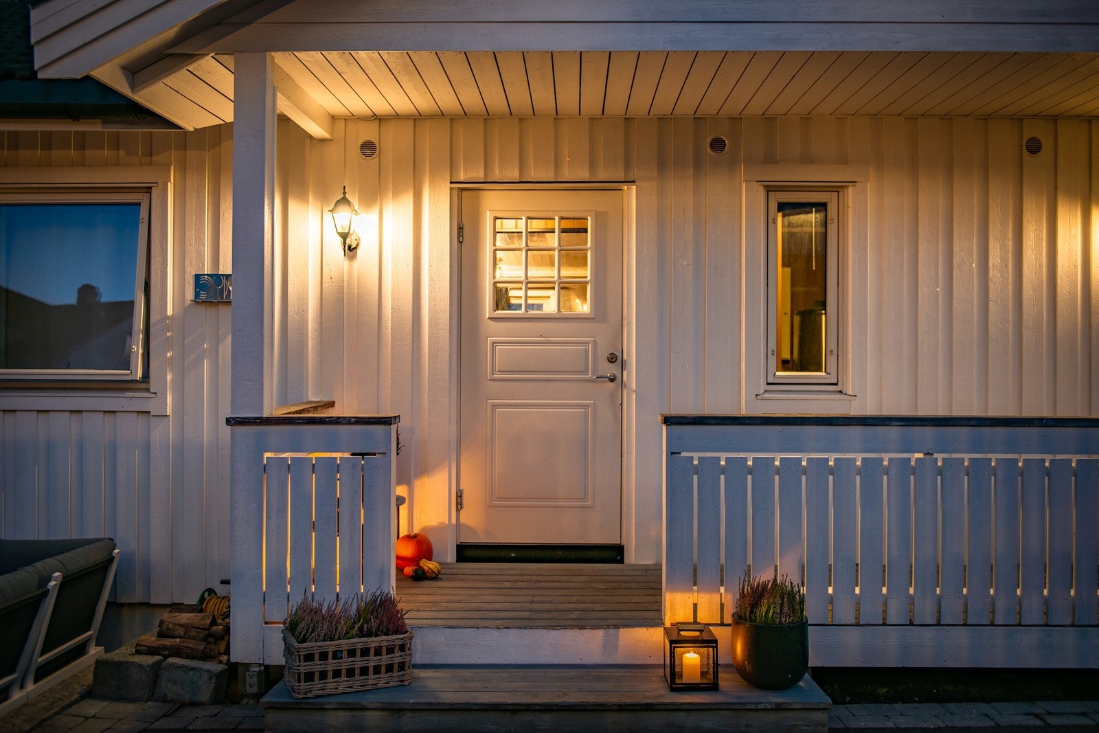 Opplyst inngangsparti som ønsker deg velkommen hjem Galleribilde