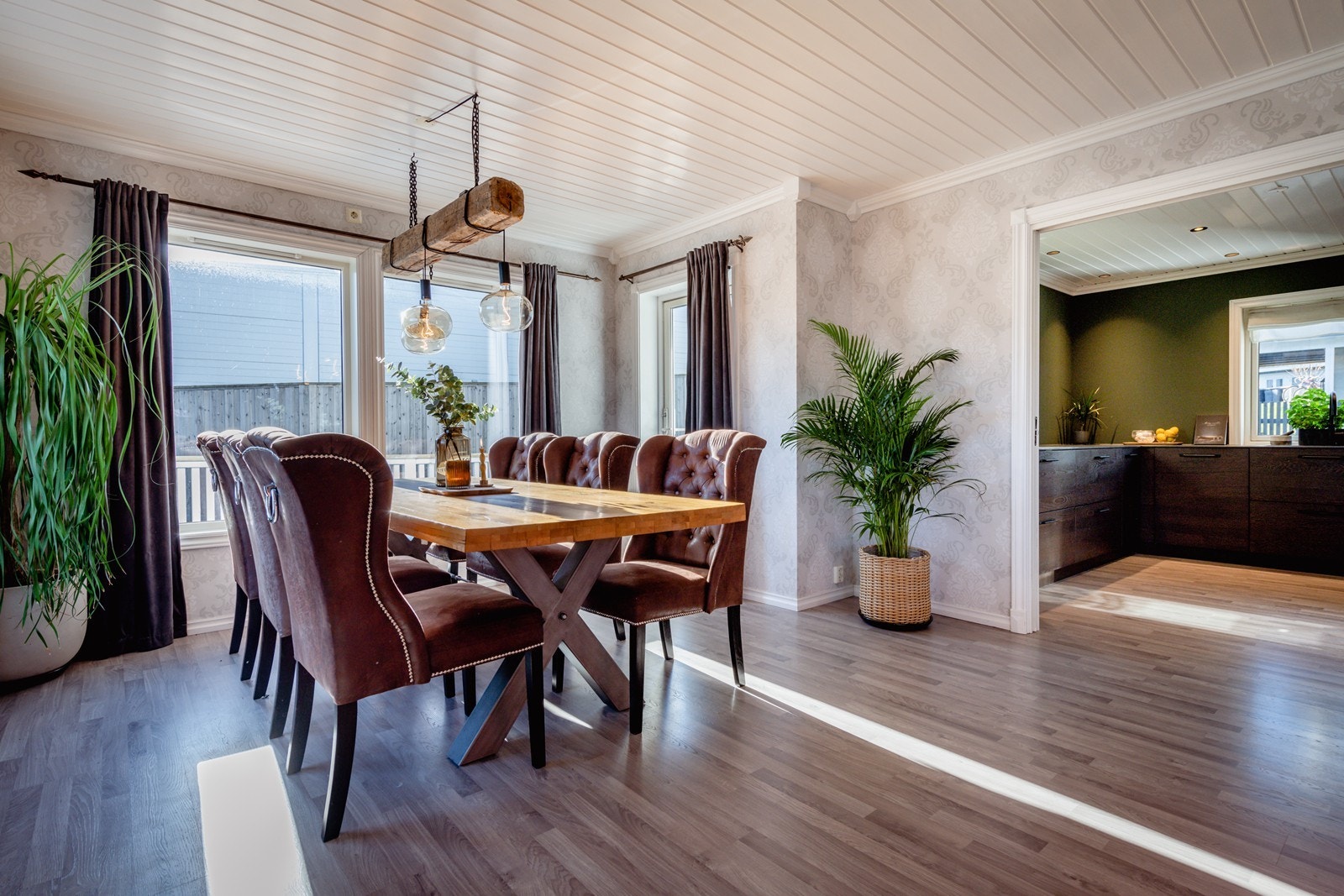 Åpen løsning mellom spisestue og kjøkken Galleribilde