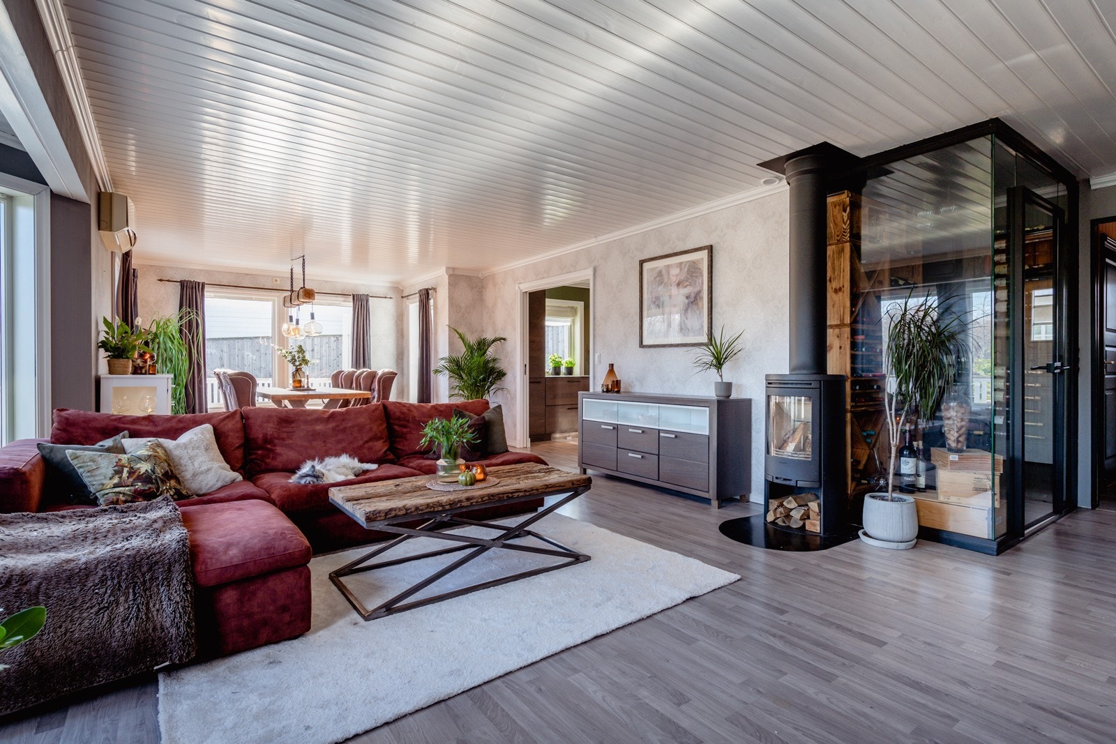 Store vinduer slipper inn herlig naturlig lys Galleribilde