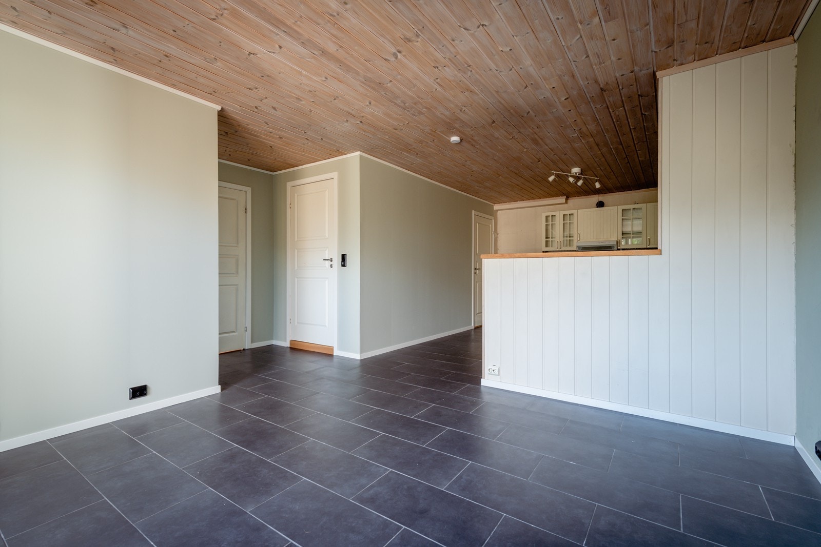 Fra stue/kjøkken kommer du inn til bad og soverom Galleribilde