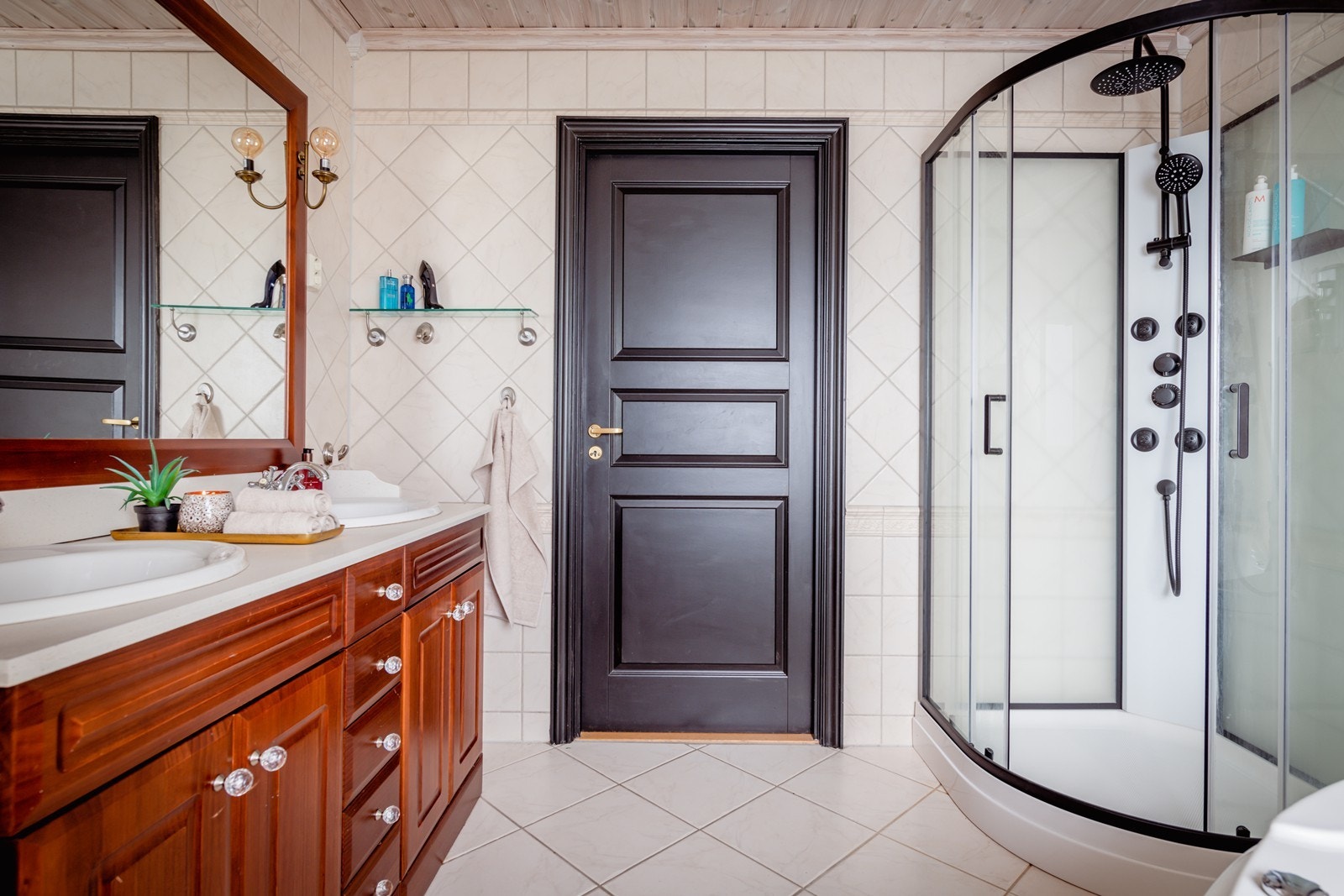 Lyst og fint bad med dobbelt servant Galleribilde