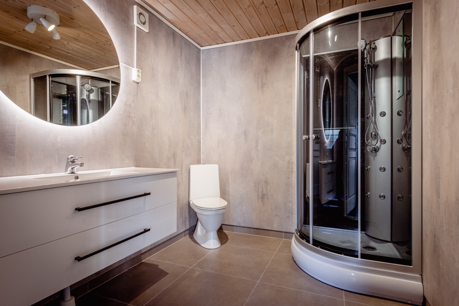 Flott bad med dusj, servant og toalett Galleribilde