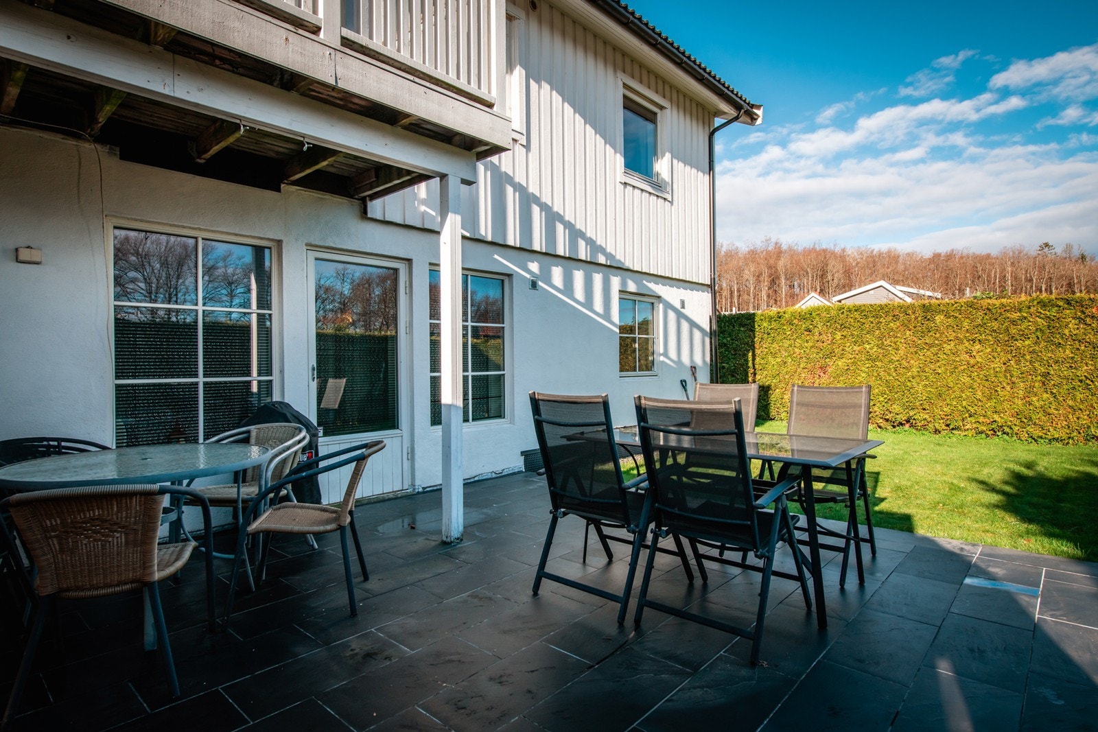 Leilighetene har hver sin hage og platting Galleribilde