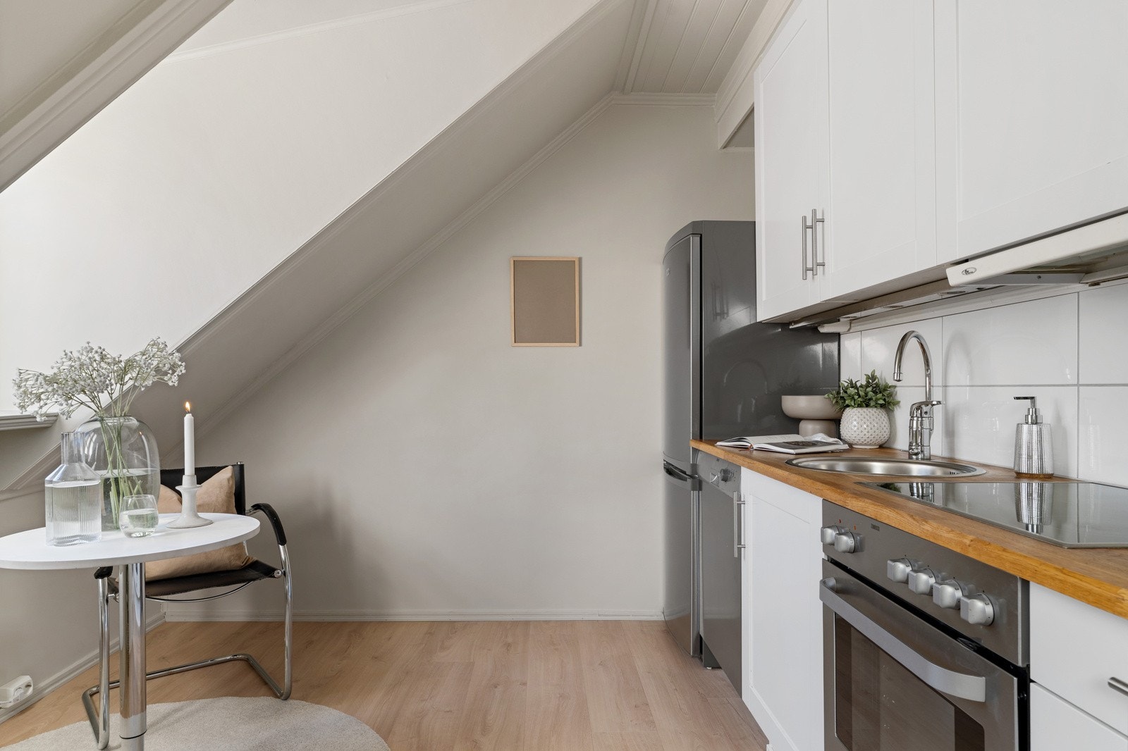 Kjøkkenrommet er på 6,5 kvm og har plass til frokostbord under takvinduet. Galleribilde