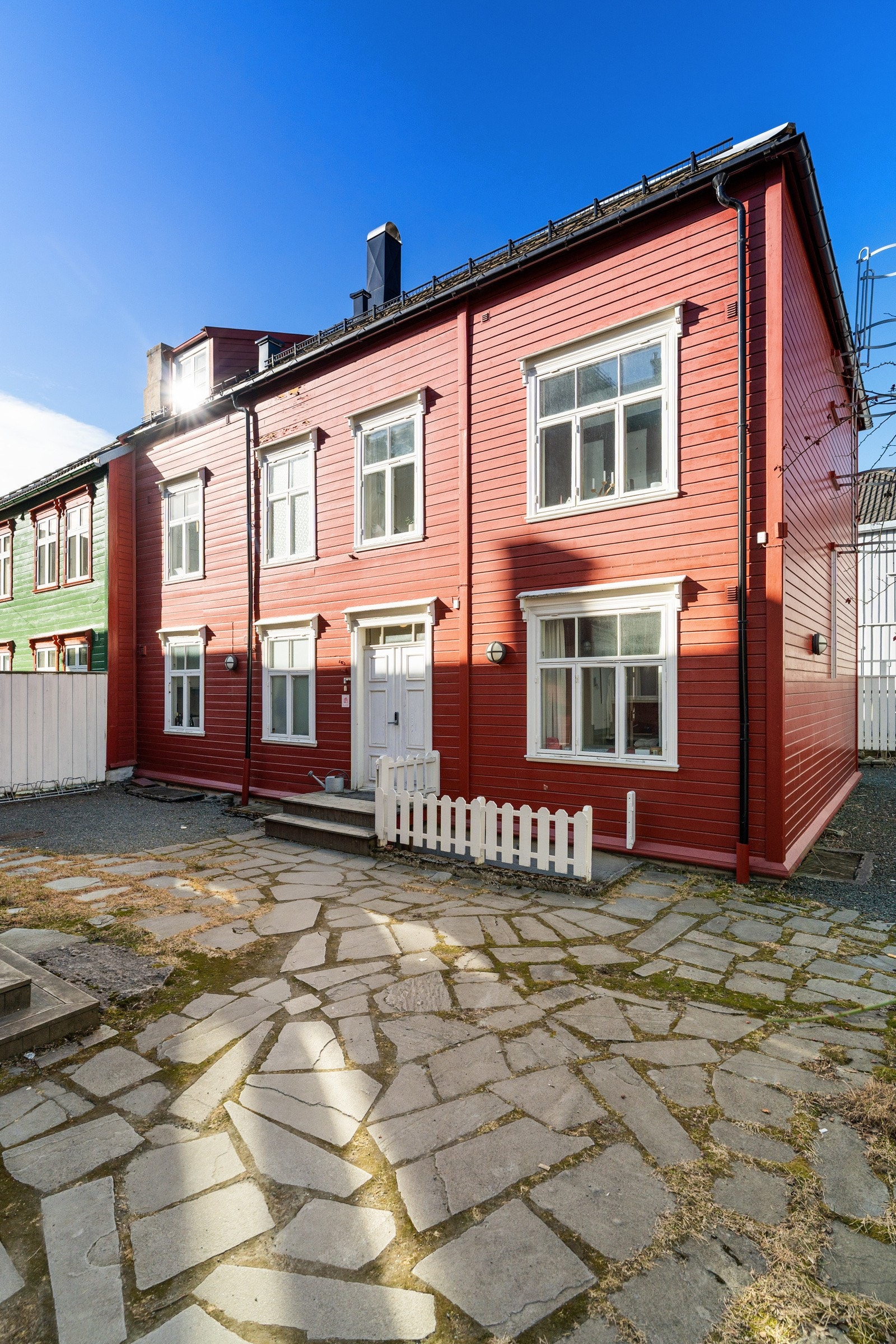Leiligheten har skjermet beliggenhet i bakgården. Adkomst til leiligheten via felles inngangsparti. Galleribilde