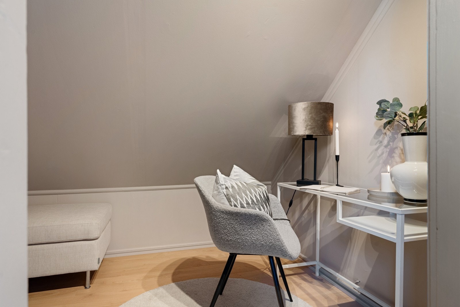 Bod i tilknytning til hovesoverom på 3 kvm (gulvarealet er større). Galleribilde