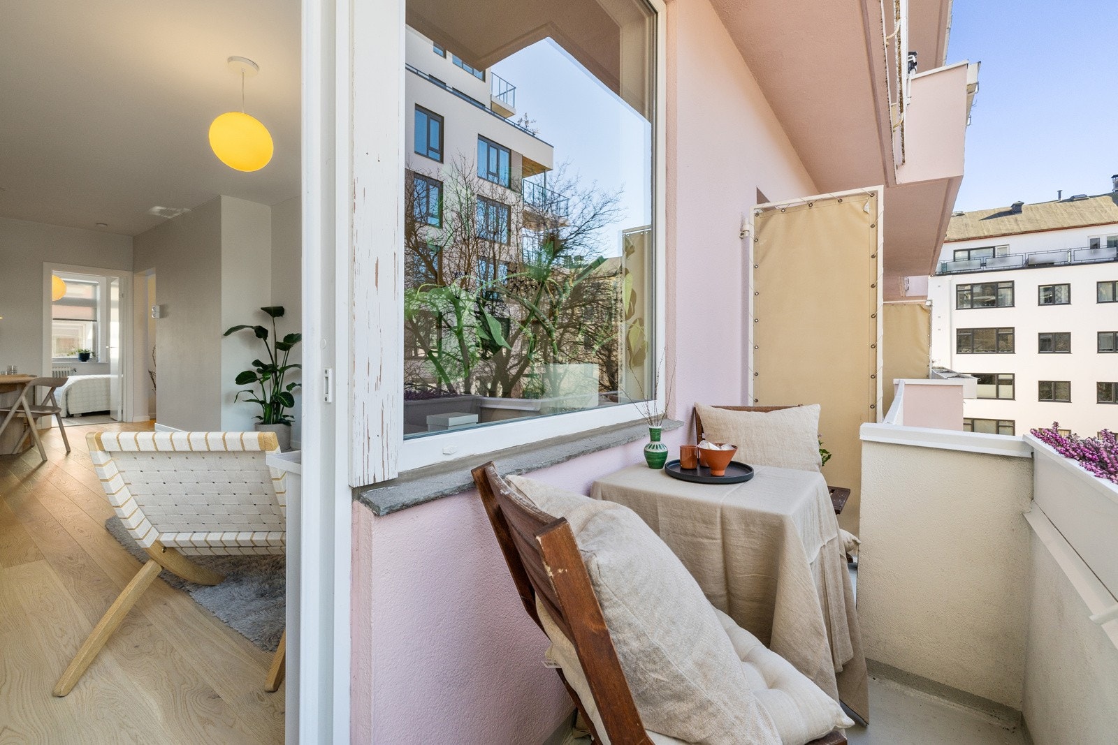 Fra stuen har du utgang til en sydvestvendt balkong på 3 m², som gir gode solforhold og et hyggelig uteområde. Galleribilde
