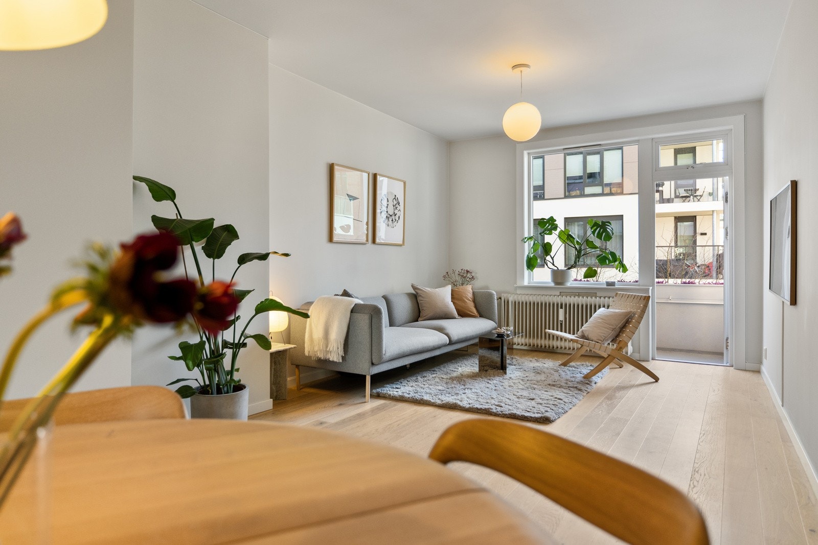 Den lyse og innbydende stuen tilbyr rikelig med plass til både sofagruppe og øvrig møblement. Galleribilde