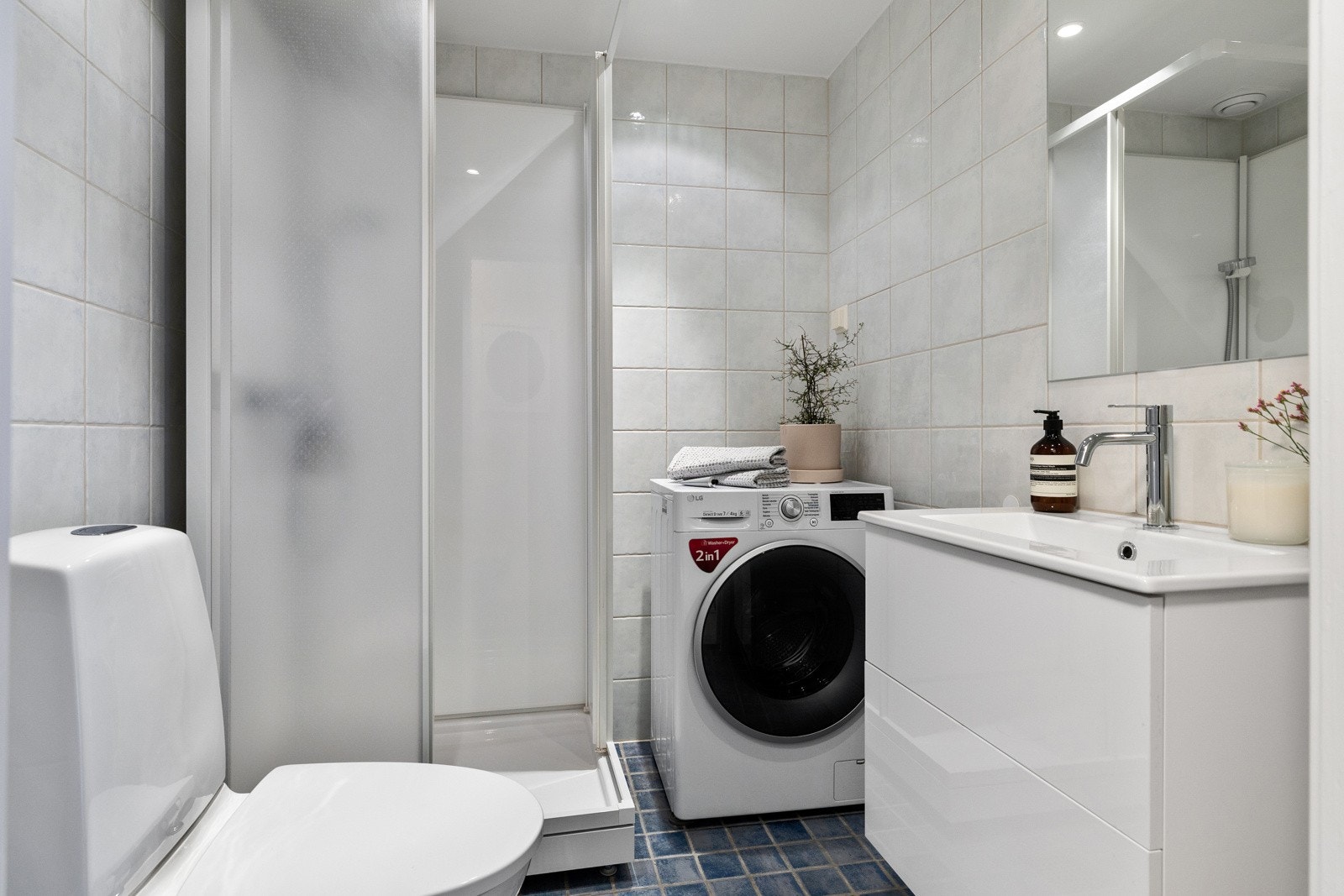 Badet er flott og funksjonelt, med flislagt gulv og elektriske varmekabler som gir en behagelig temperatur året rundt. Galleribilde