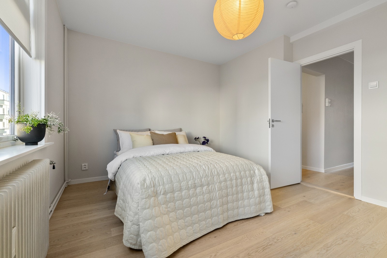 Veggene er malt i lyse fine farger som skaper en innbydende og behagelig atmosfære. Galleribilde