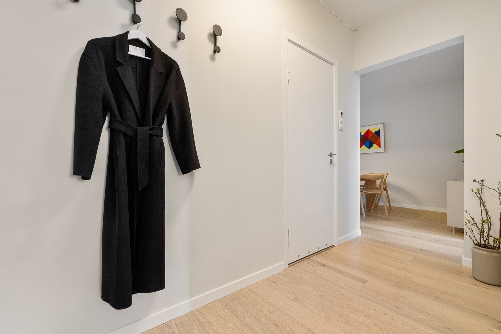 Boligen har en innbydende og lys entré, sim gir et godt førsteinntrykk. Galleribilde