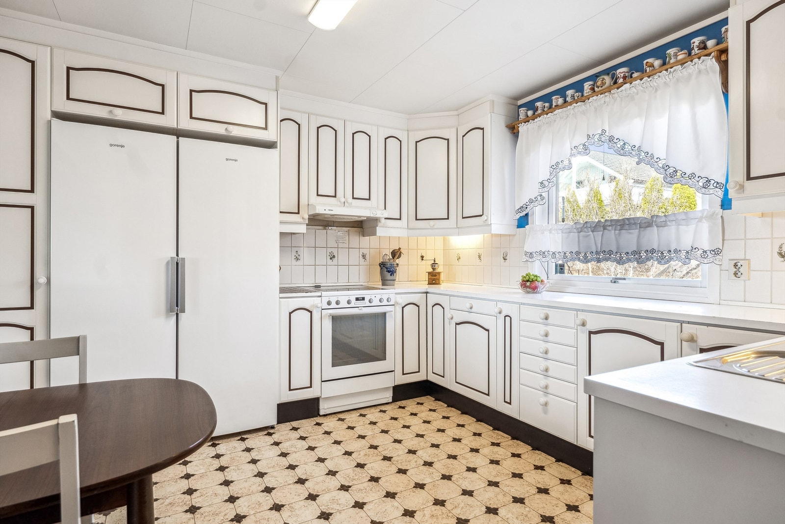 Romslig kjøkken med plass til mindre spisebord. Galleribilde