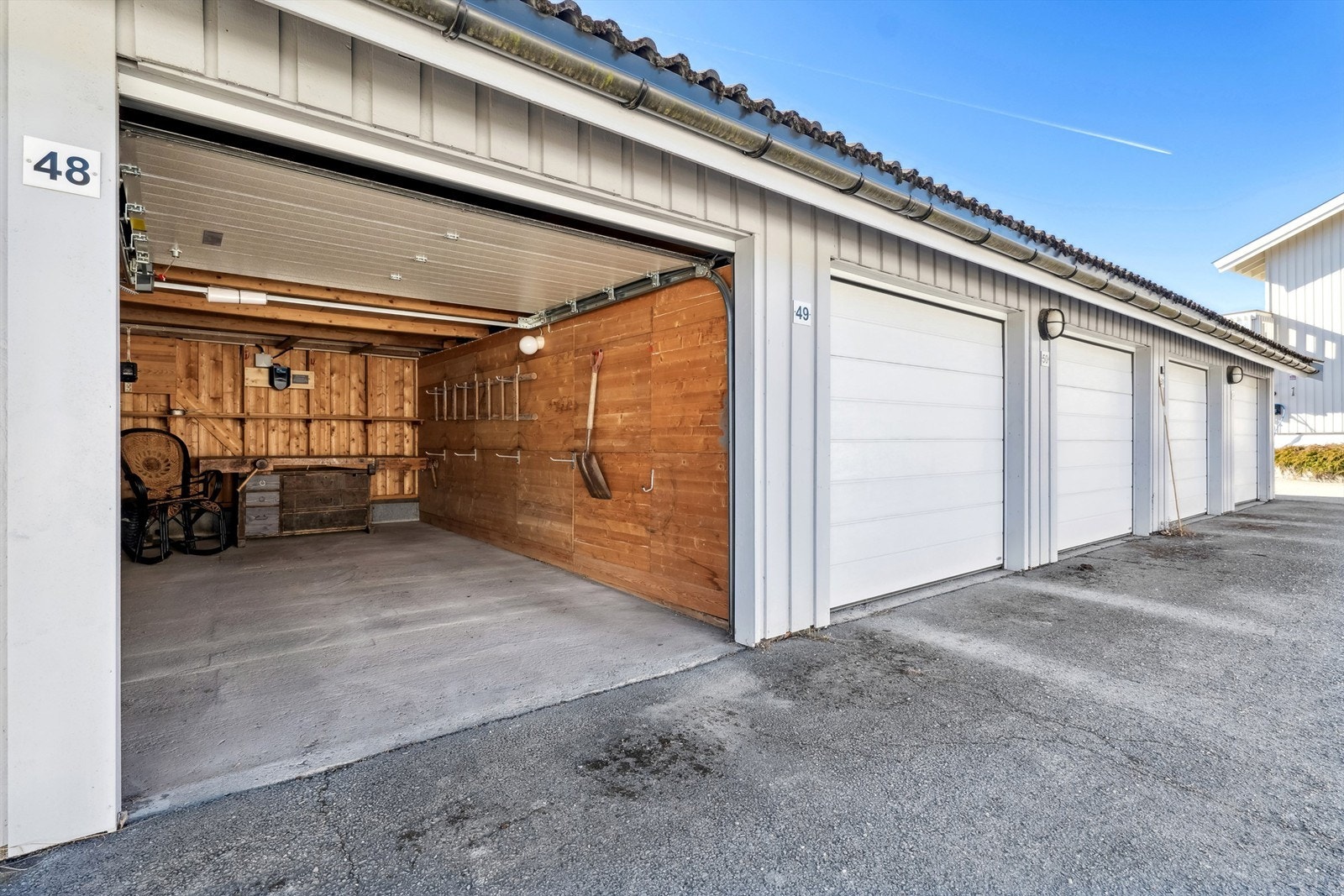 Garasje med lademulighet og god lagringsplass på hems. Galleribilde