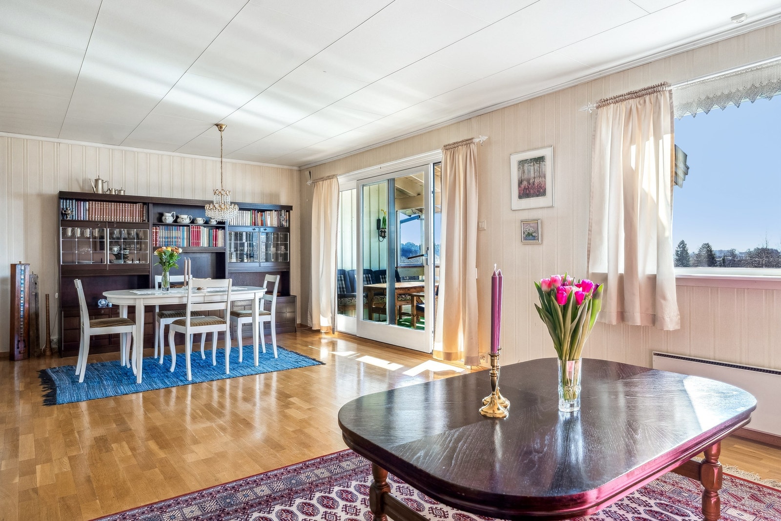 Romslig stue/ spisestue. Store vindusflater gir godt med naturlig lysinnfall Galleribilde