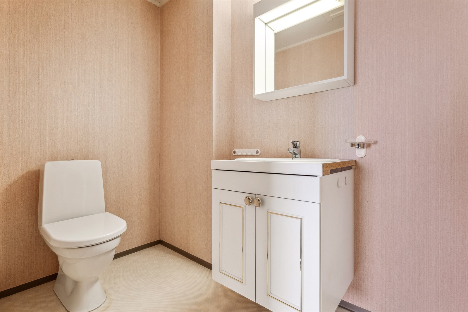 Toalettrom i tilknytning til soverom i hovedplanet Galleribilde