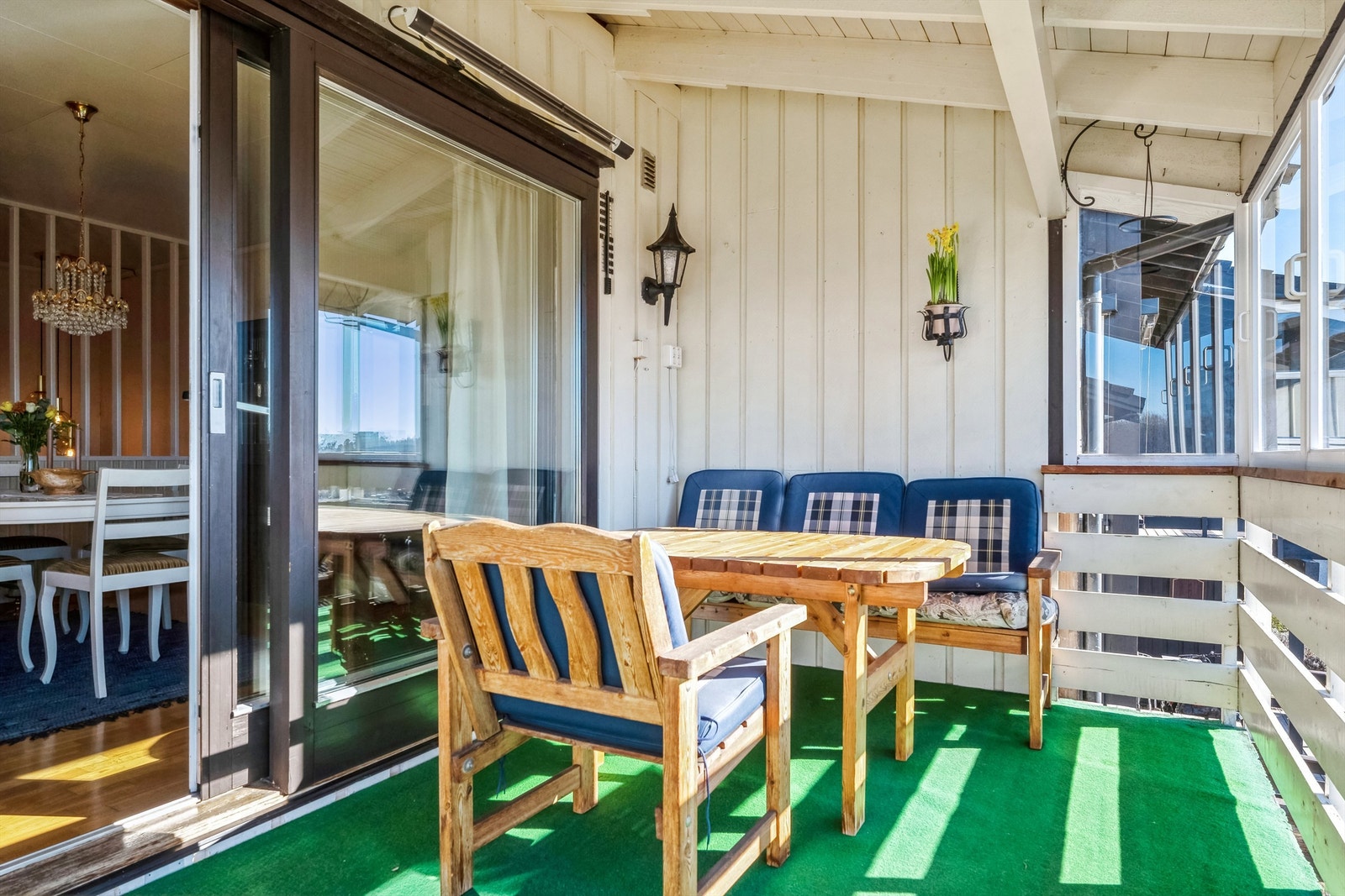 Lun og god uteplass med varmelampe Galleribilde