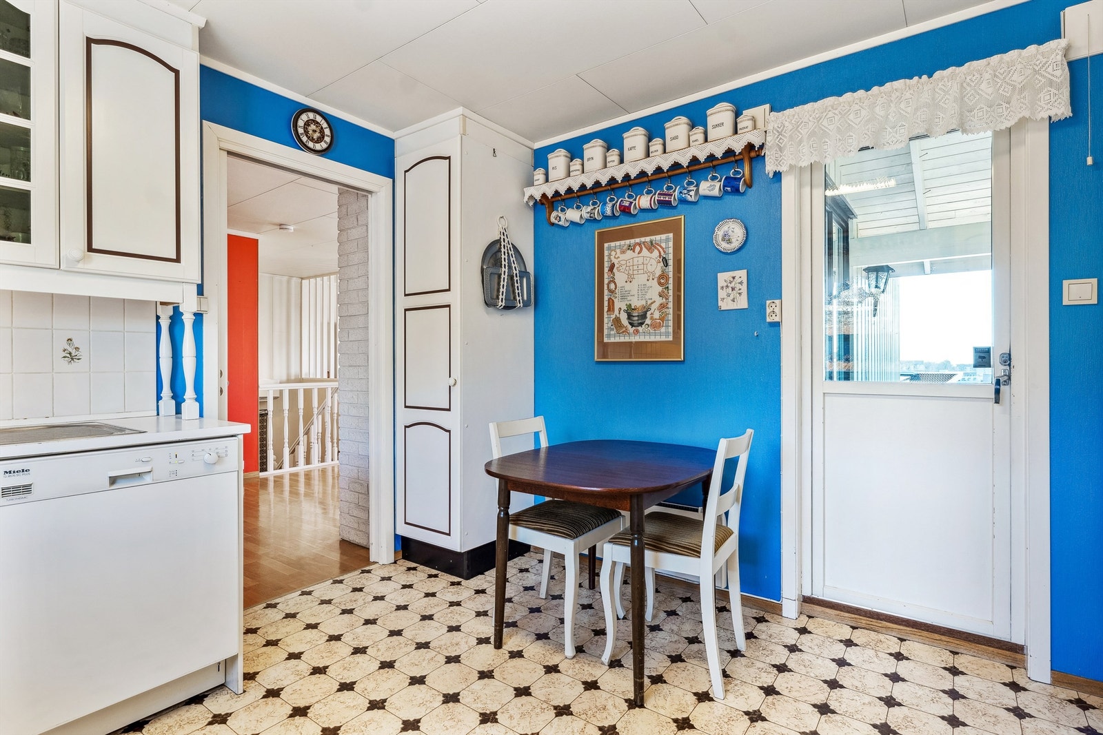 Fra kjøkkenet er det egen utgang til en mindre balkong Galleribilde