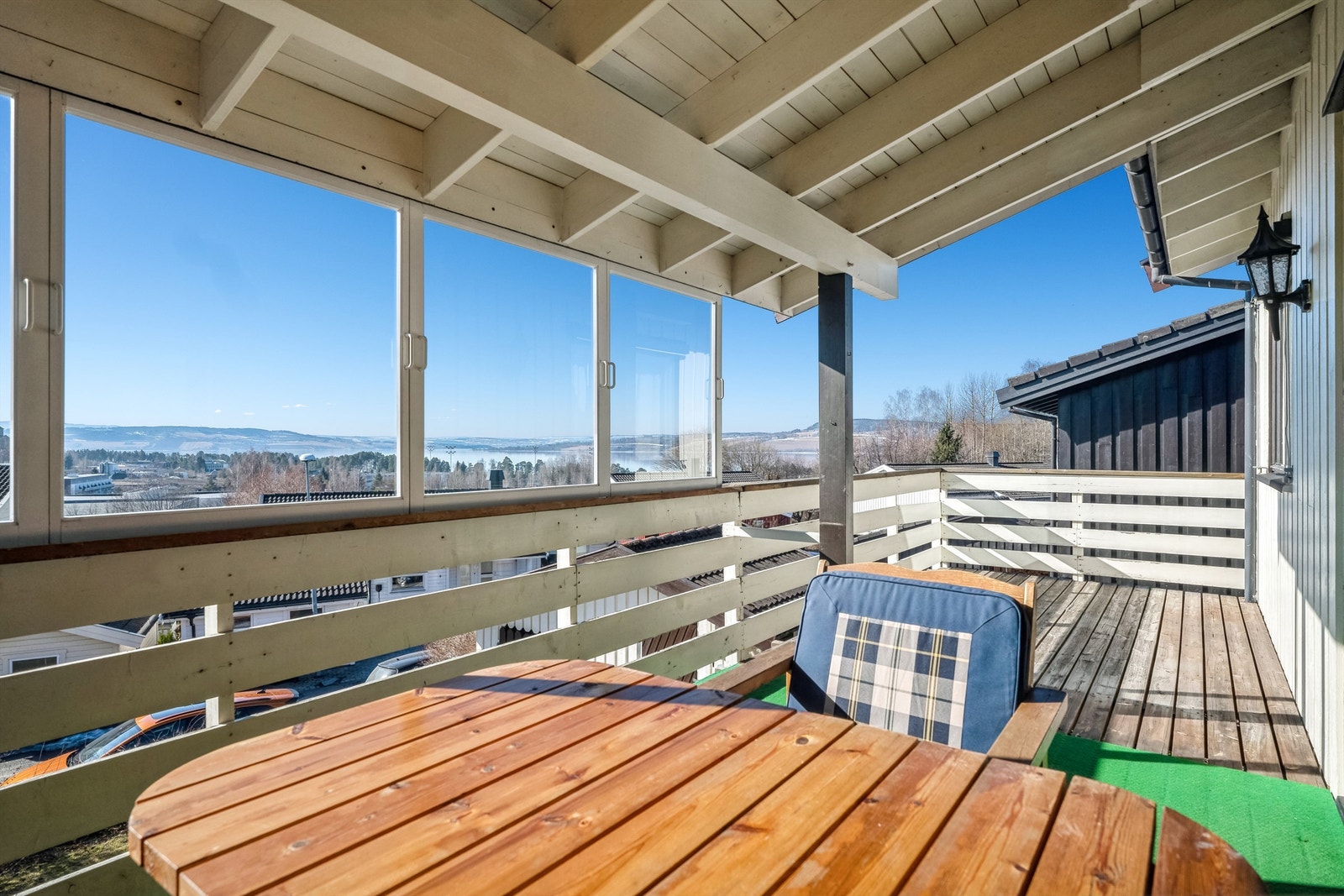 Delvis overbygget balkong med svært gode solforhold og en herlig utsikt. Vinduene kan tas ned om ønskelig Galleribilde