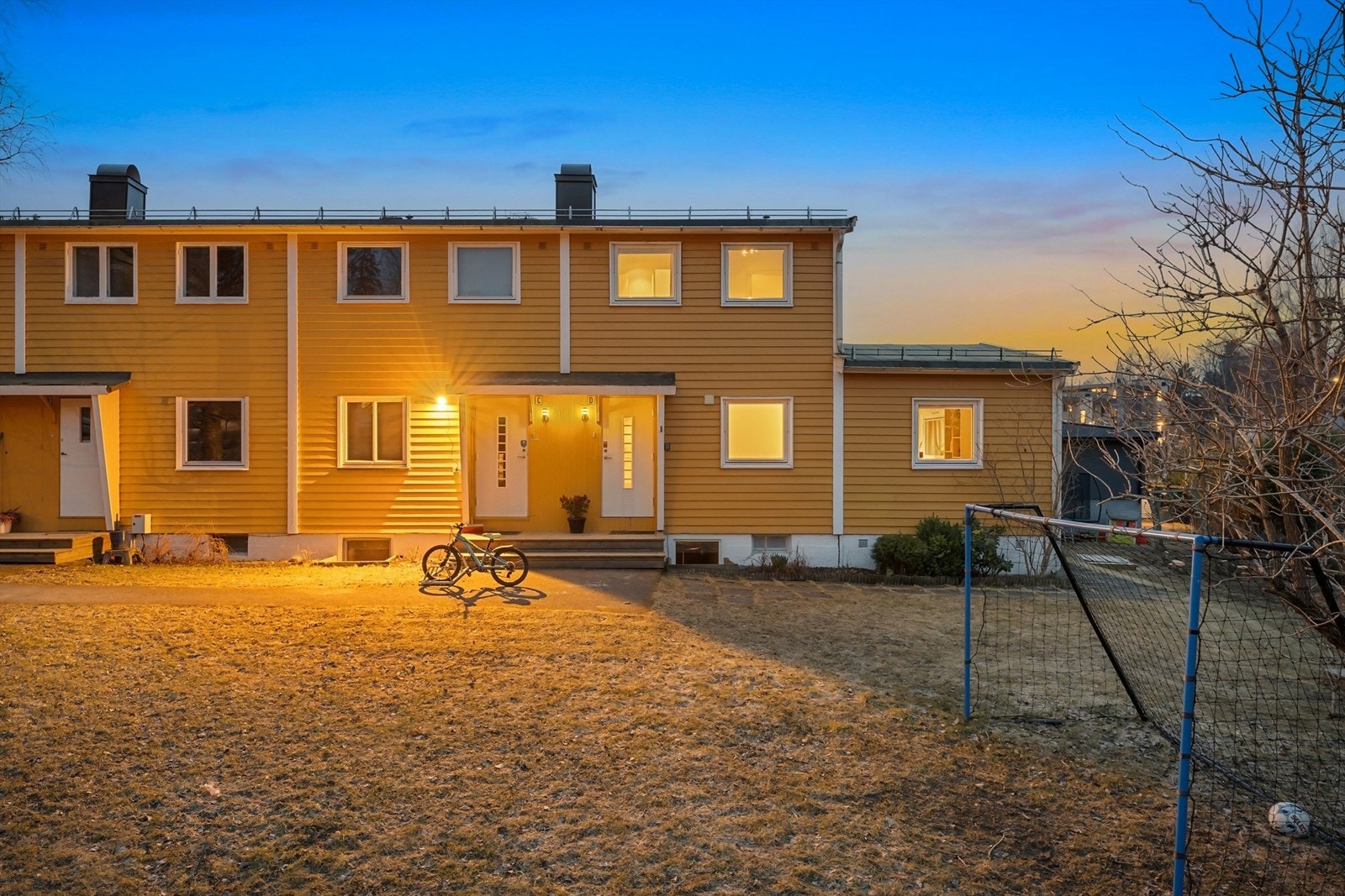 Boligen ligger i et ettertraktet og barnevennlig boligområde med korte avstander til barnehager, skoler, offentlig kommunikasjon, fritidsaktiviteter og nydelige turområder Galleribilde