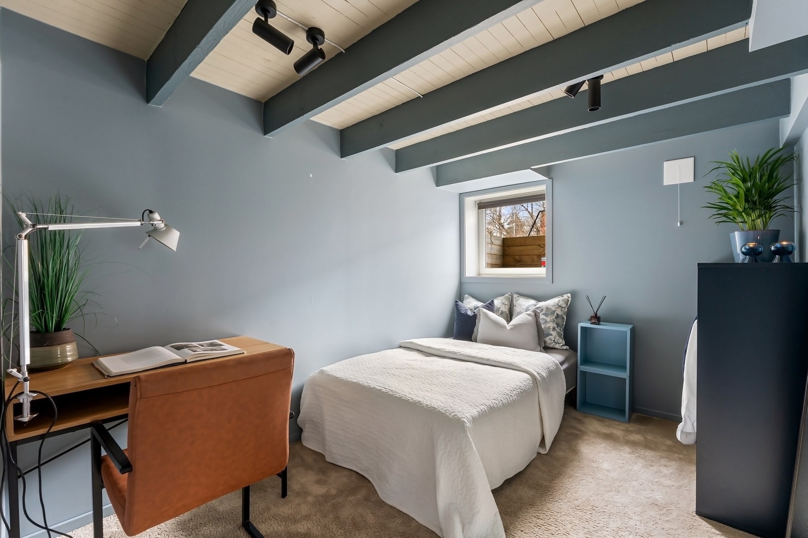 Boligens fjerde soverom finner vi i kjelleretasjen. Rommet har plass for seng, skap og annet passende møblement Galleribilde