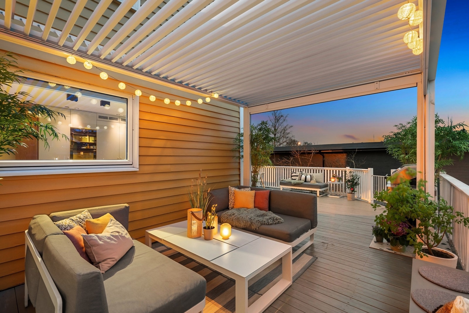 Terrassen er sydvestvendt og har gode solforhold Galleribilde