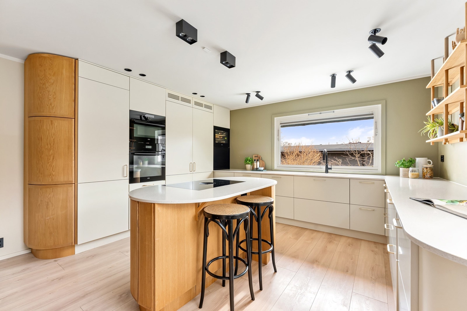 Meget stilrent og lekkert Strai-kjøkken fra 2022 Galleribilde