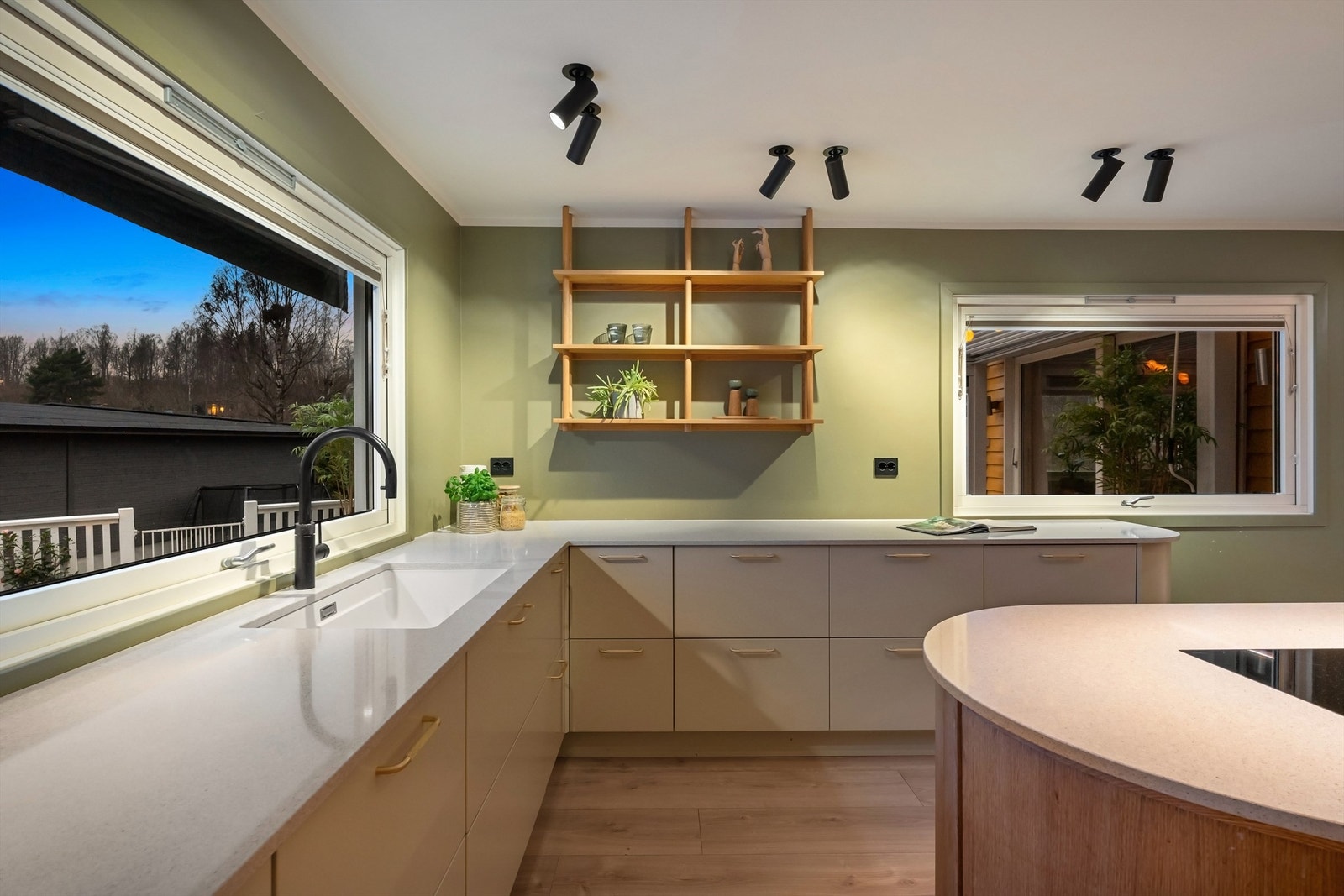 Kjøkkenet har Quooker som gir kokende vann rett fra springen Galleribilde