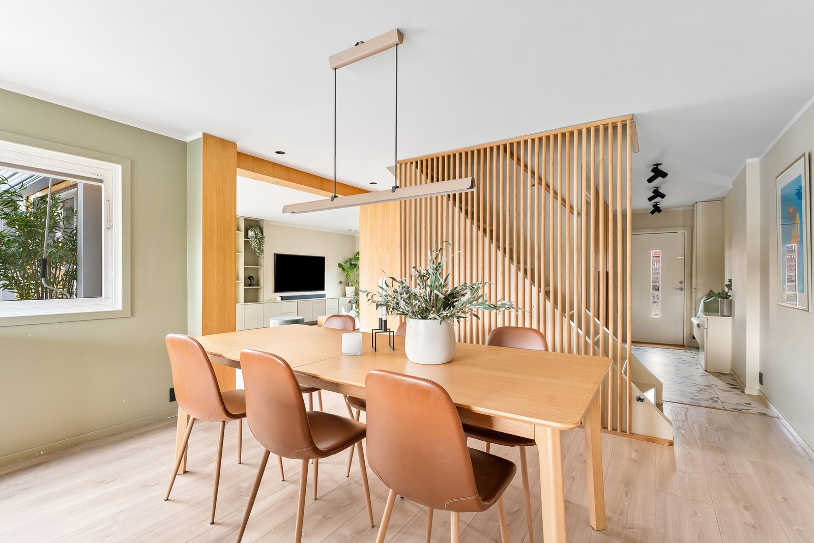 Mellom kjøkkenet og stuen er det god plass for spisegruppe - perfekt til hverdagen for leksehjelp, eller til fest hvor gjestene kan underholdes samtidig som du setter siste finish på maten Galleribilde