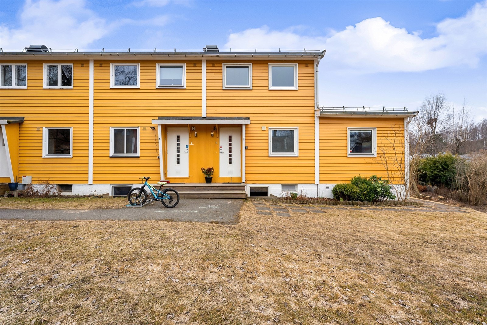 Eiendommen har en tilbaketrukken, attraktiv og barnevennlig beliggenhet i et veletablert boligområde på Hosle Galleribilde