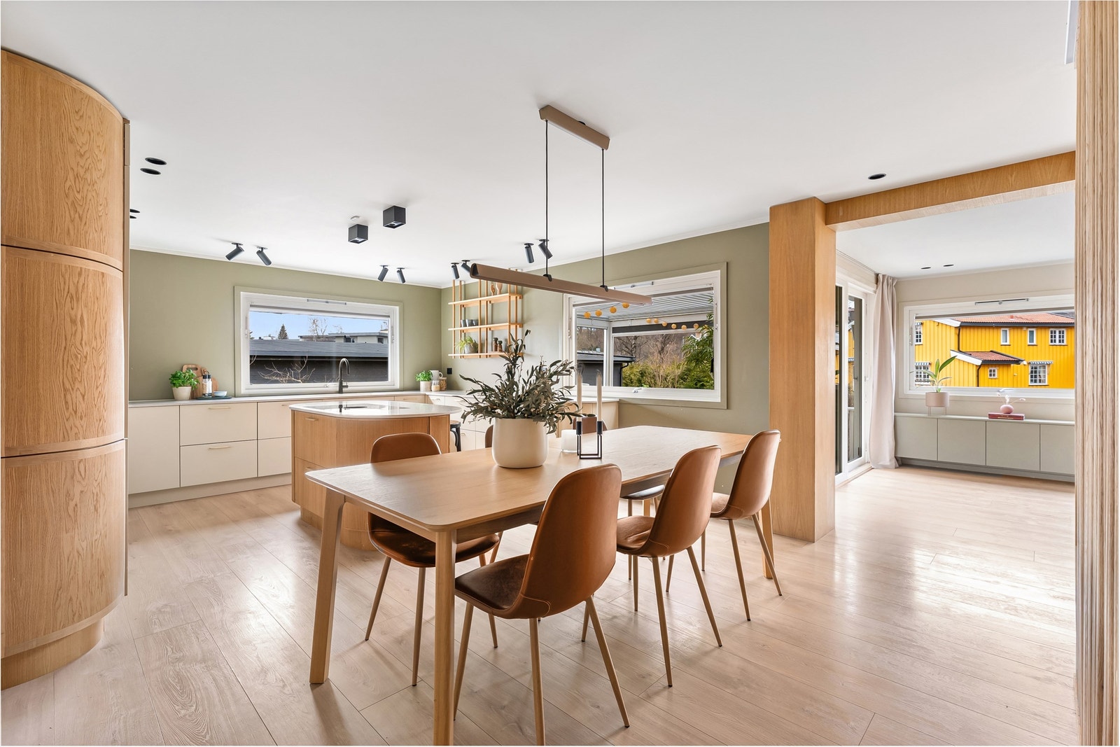 I boligens 1. etasje har vi entré, kjøkken, stue og baderom Galleribilde