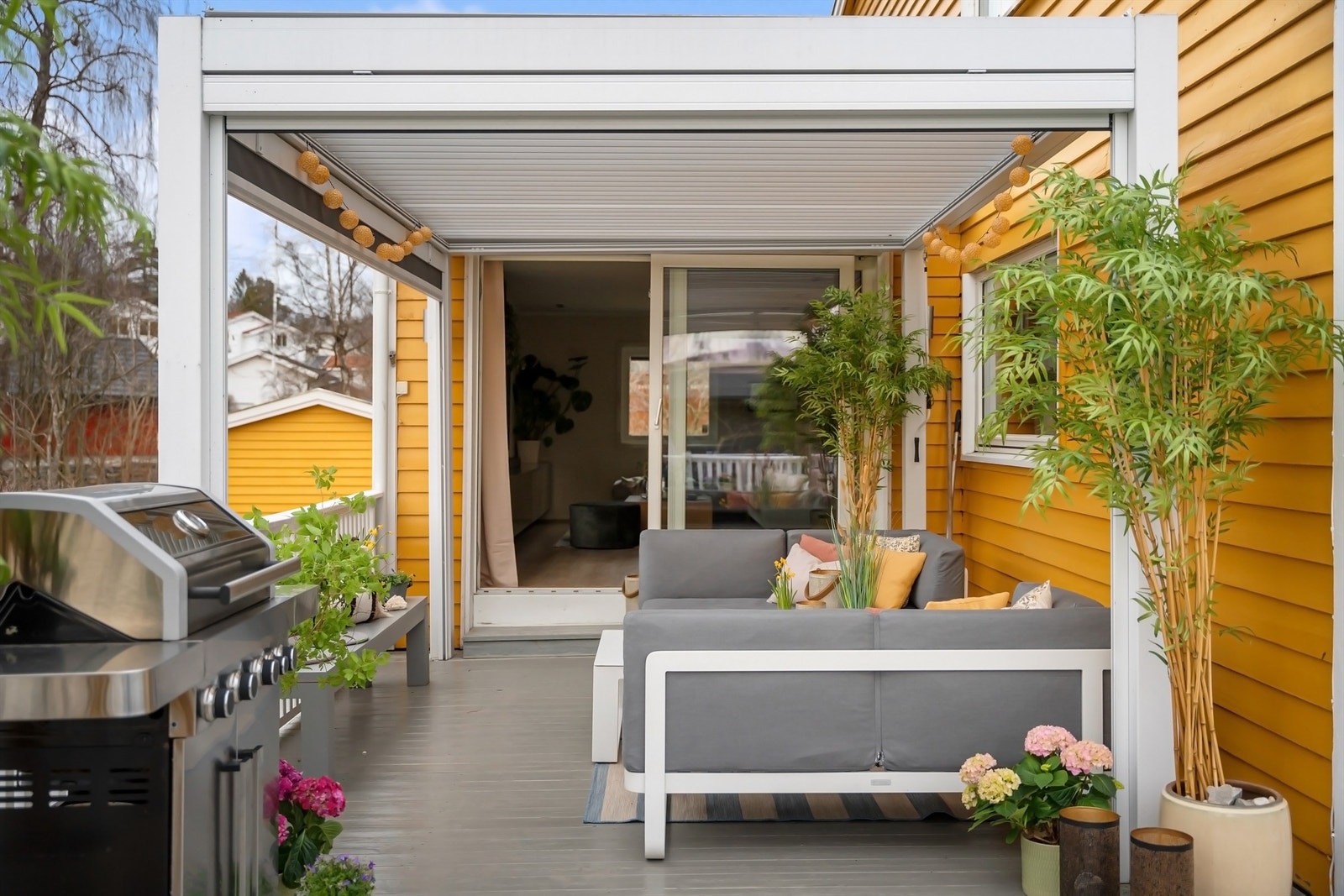 Deler av terrassen har en praktisk pergola med solskjerming Galleribilde