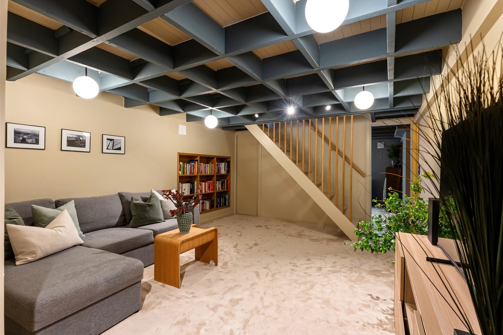 Praktisk kjellerstue med gode bruksmuligheter, enten du trenger en ekstra stue, TV-stue, lekestue eller ungdomsavdeling Galleribilde