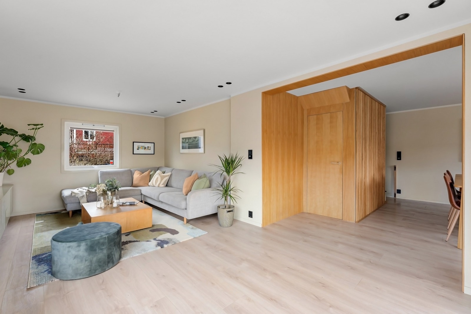 Romslig og hyggelig stue med store vindusflater og rikelig med naturlig lys, downlights og gode møbleringsmuligheter Galleribilde