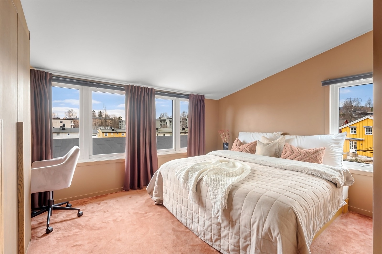 I soveromsavdelingen finner vi tre av boligens totalt fire soverom Galleribilde