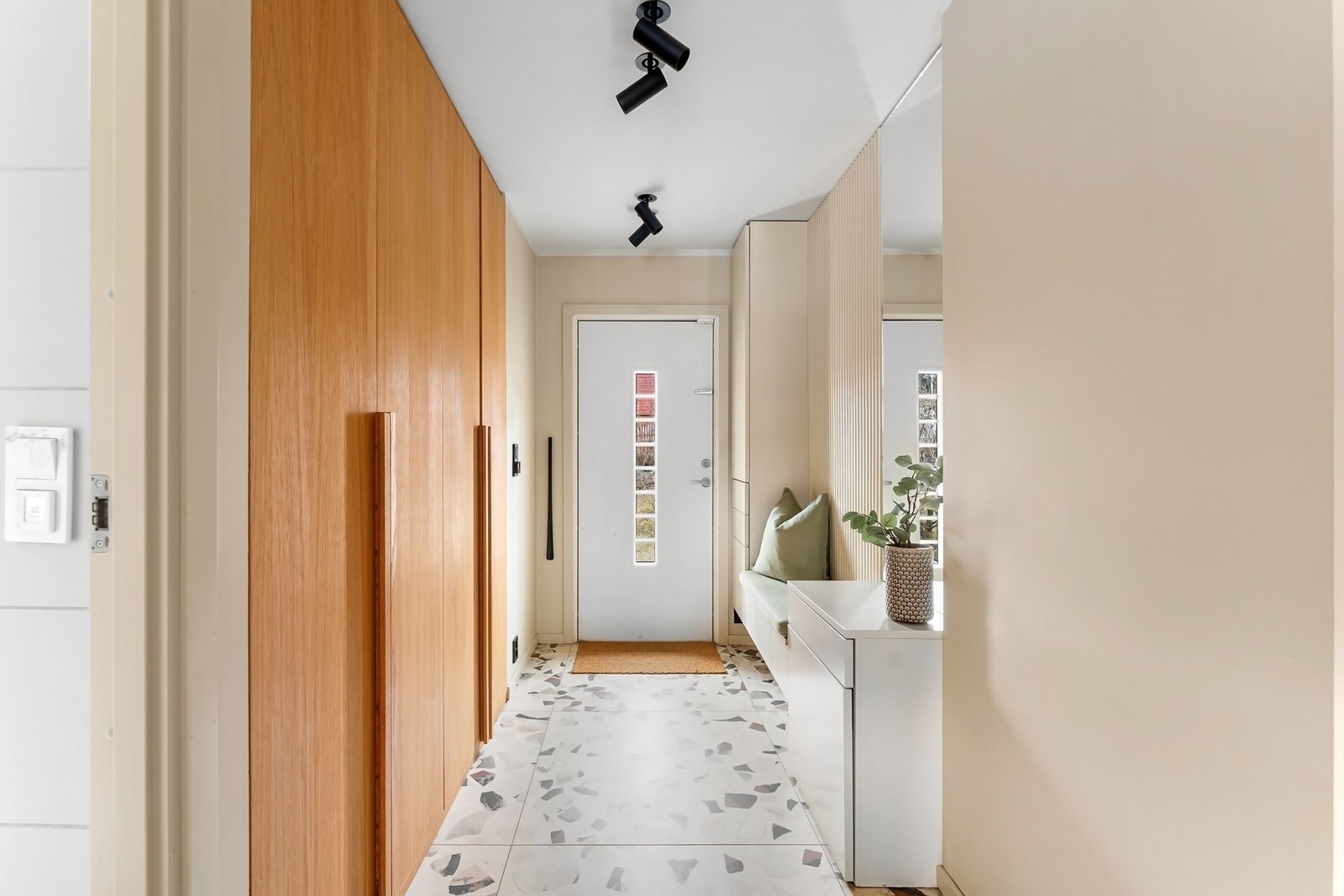 Velkommen inn - innbydende og delikat entré av god størrelse med stort garderobeskap med mye plass for ytterklær og sko Galleribilde