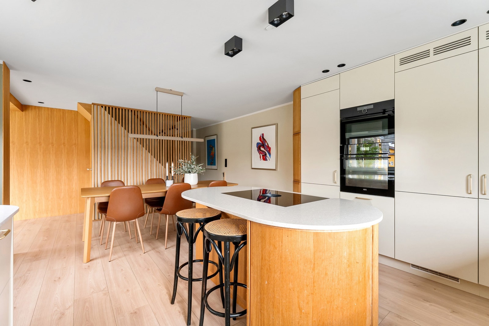 På kjøkkenet finner du en praktisk kjøkkenøy med integrert platetopp med innebygget ventilator Galleribilde