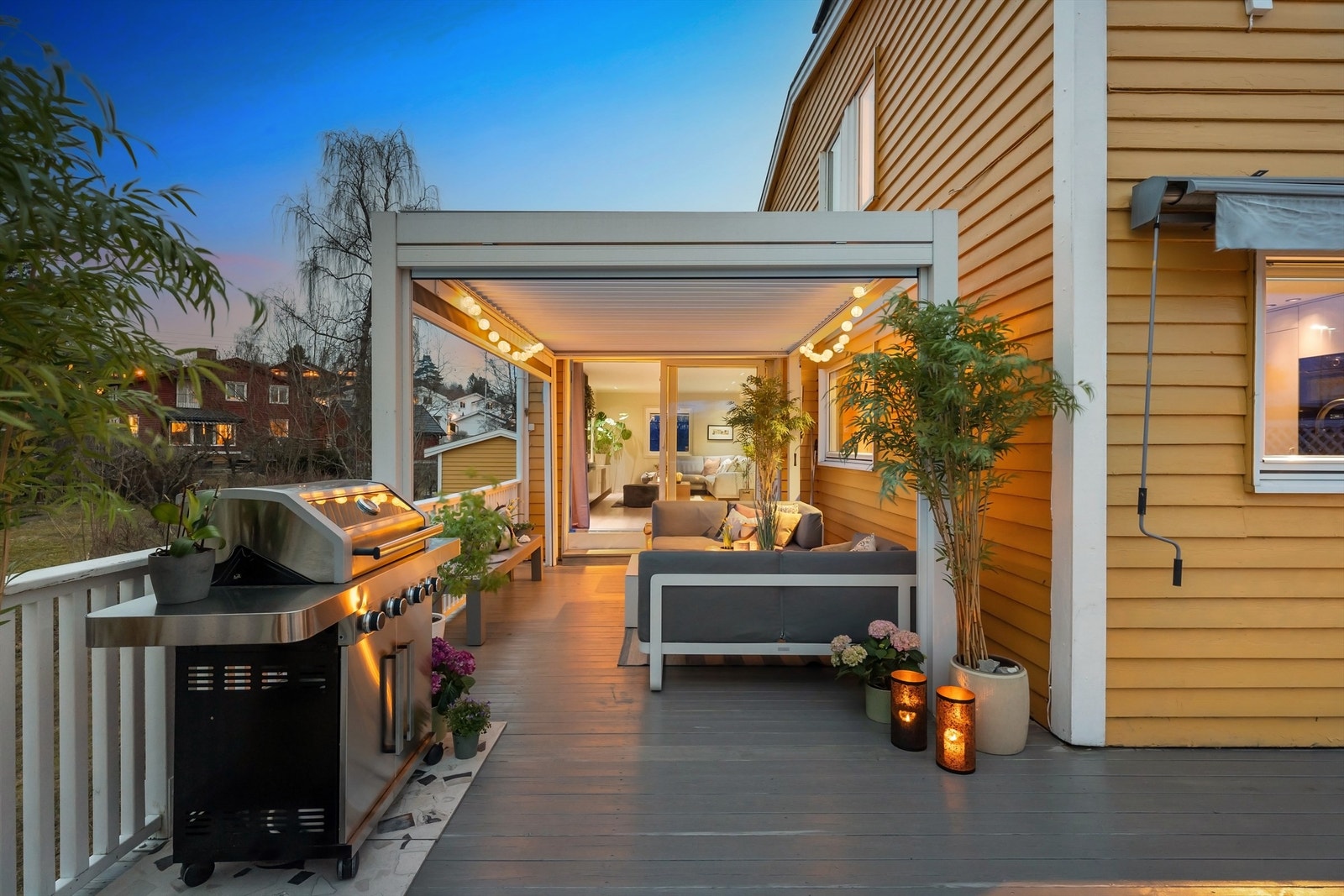 Deler av terrassen har en praktisk pergola med solskjerming Galleribilde