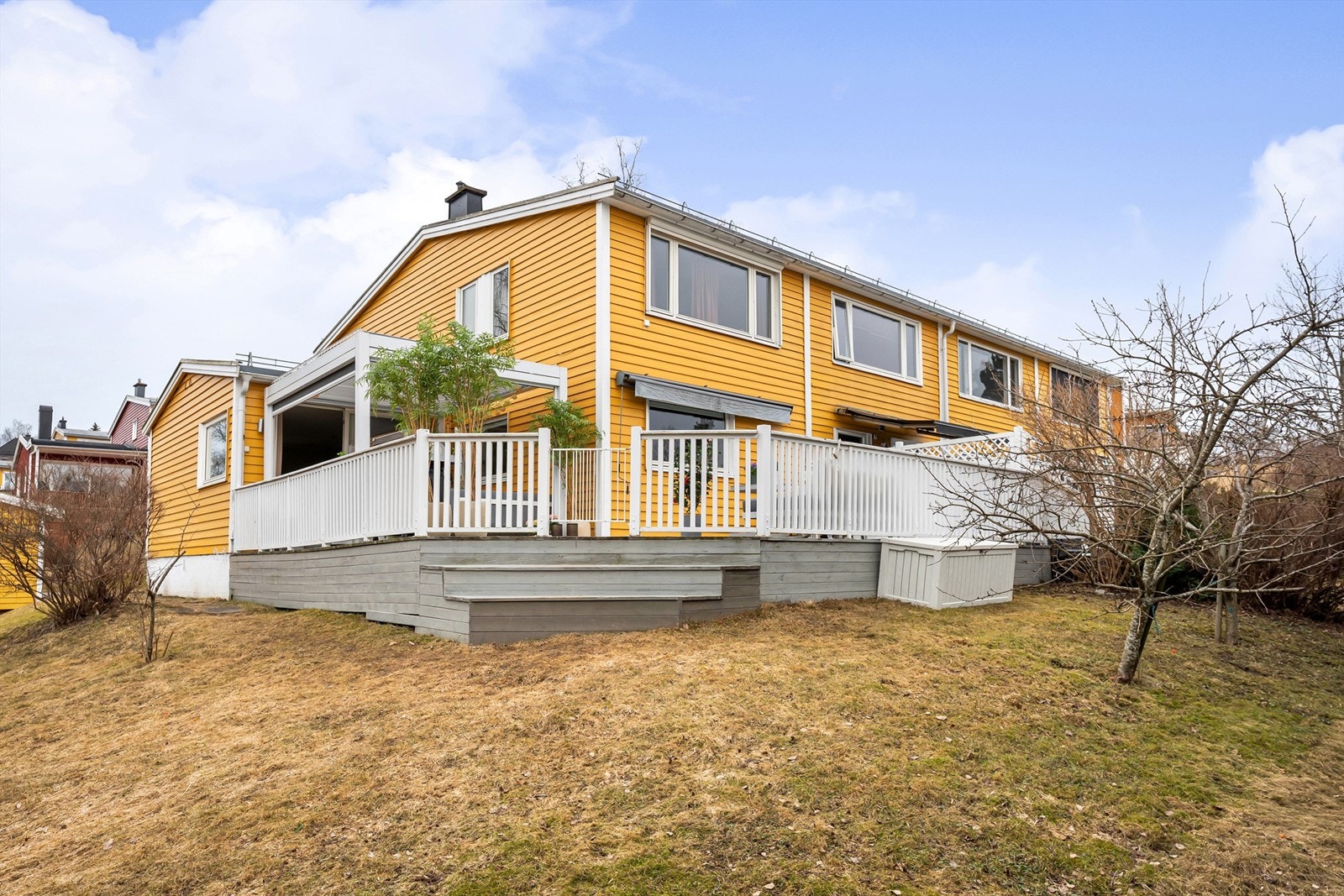 Utvendig finner du en fantastisk terrasse på hele 45 kvm. Sydvestvendt med gode solforhold Galleribilde