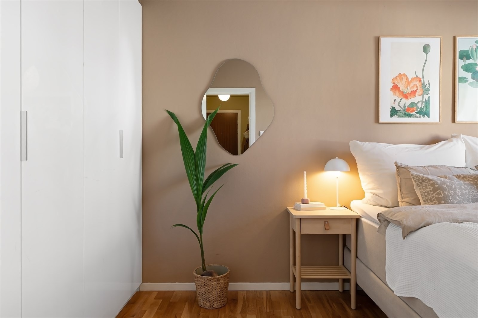 Leiligheten er nymalt i en fargerik palett som gir en god atmosfære Galleribilde