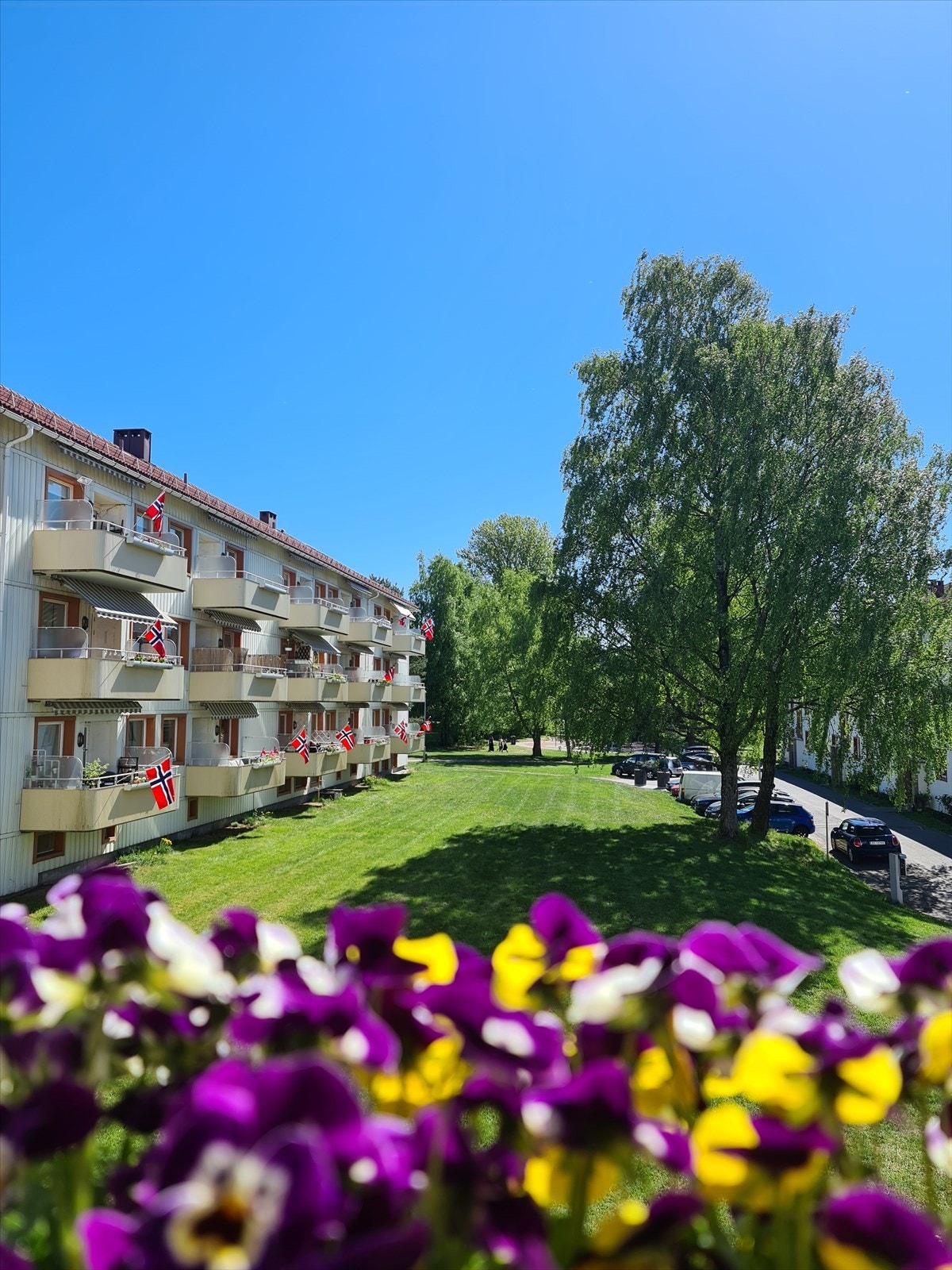 Lys, gjennomgående 3-roms i 2. etg med solrik balkong | Barnevennlig beliggenhet i grønne omgivelser | Lav omk. | P-leie Galleribilde