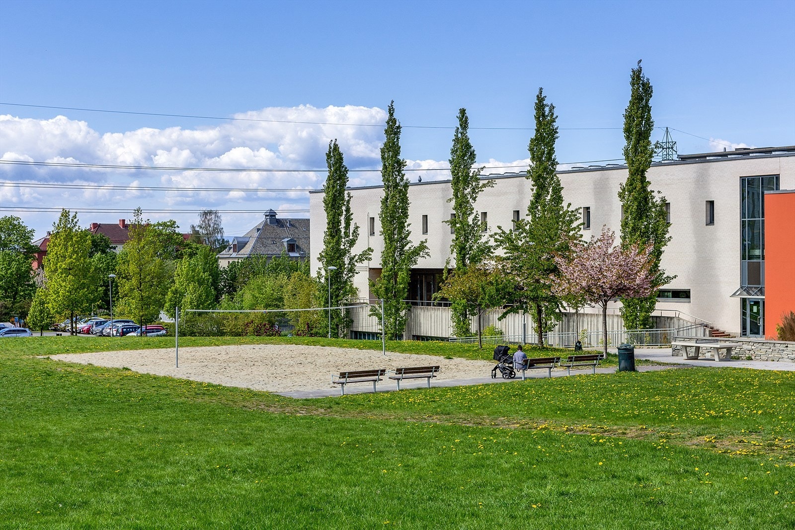 Etterstad videregående skole med volleybollplan ligger noen få minutters gange unna boligen Galleribilde