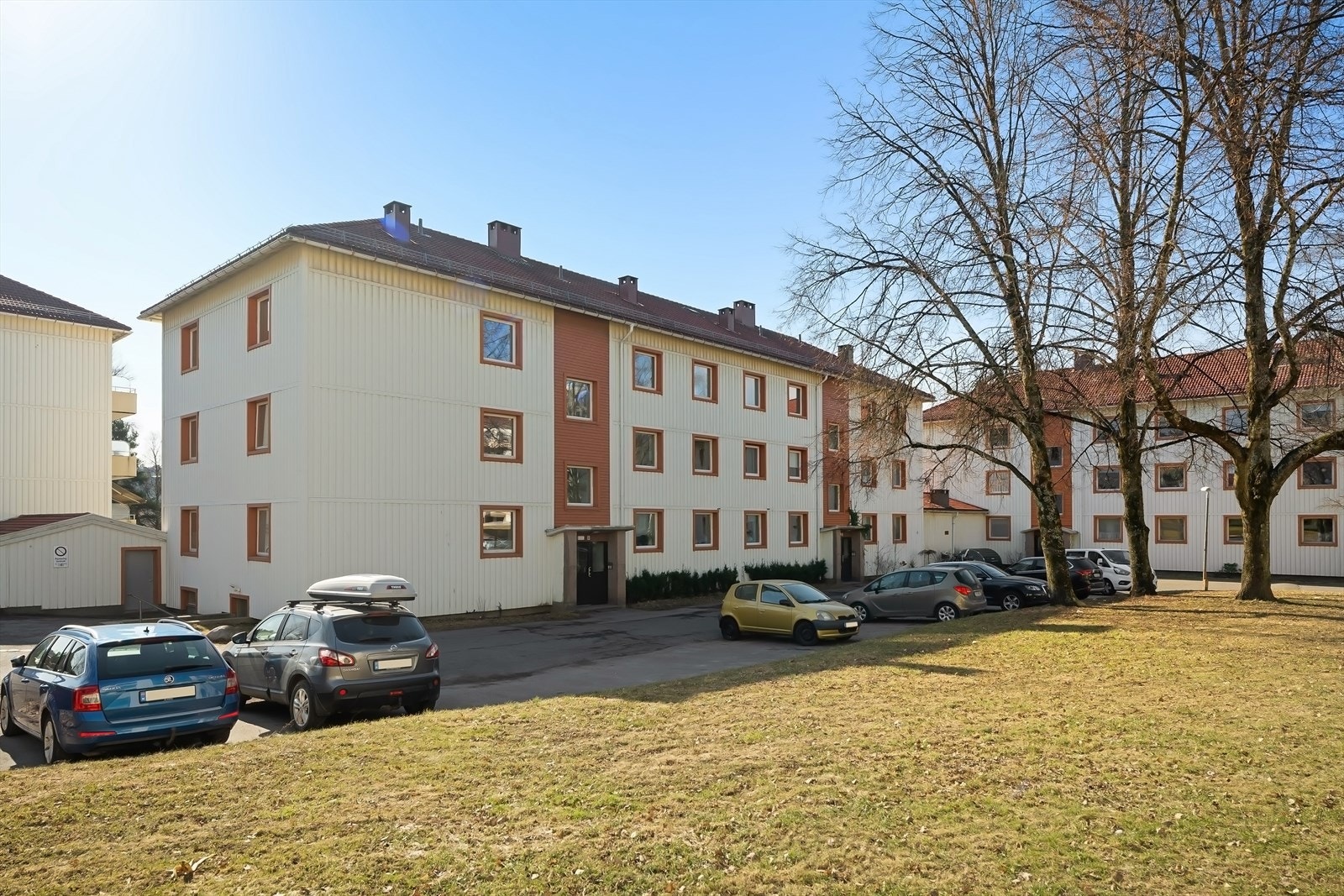 2 parkeringstillatelser følger med leiligheten og det er ofte ledige plasser - på elbil-ladeplass gjelder førstemann-til-mølla prinsipp mot et tillegg Galleribilde