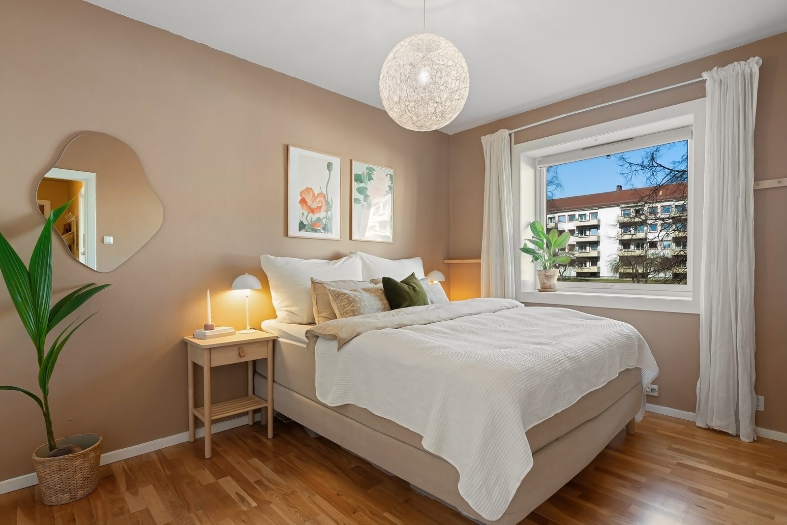 Hovedsoverom med god plass til dobbeltseng og nattbord Galleribilde