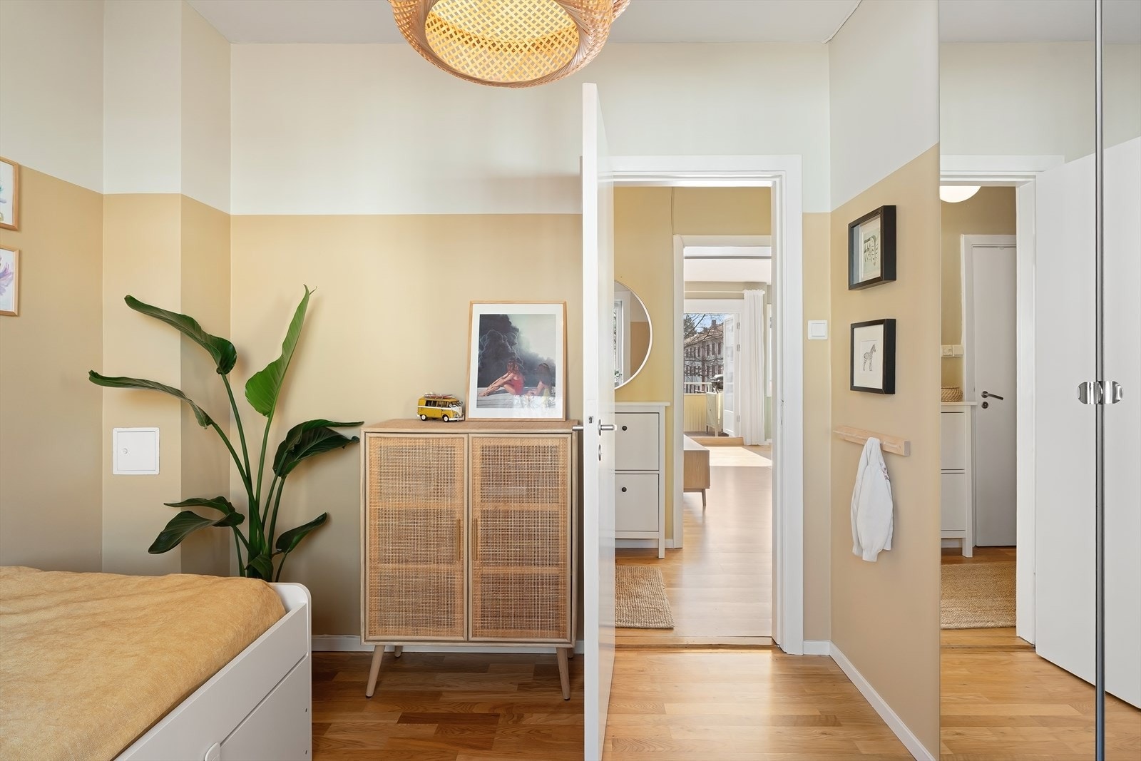 Godt med lagringsplass også i speildørsgarderobe Galleribilde