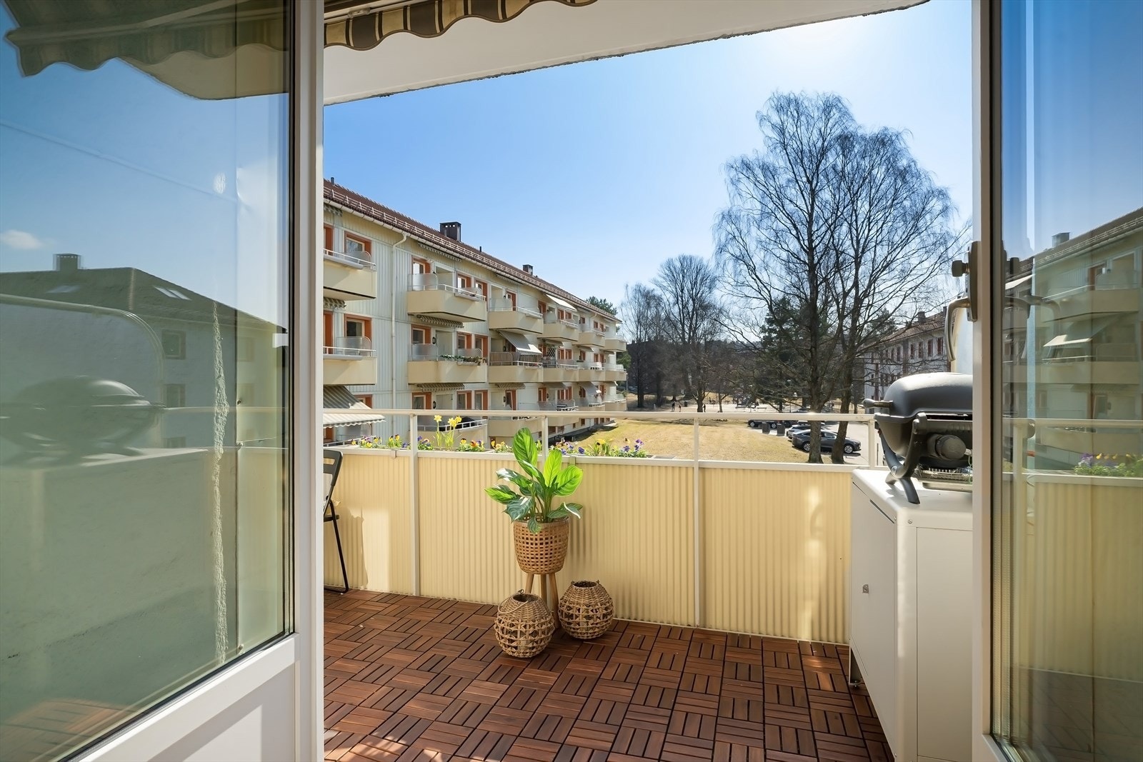 Tofløyet balkongdør bidrar til godt med lysinnslipp Galleribilde