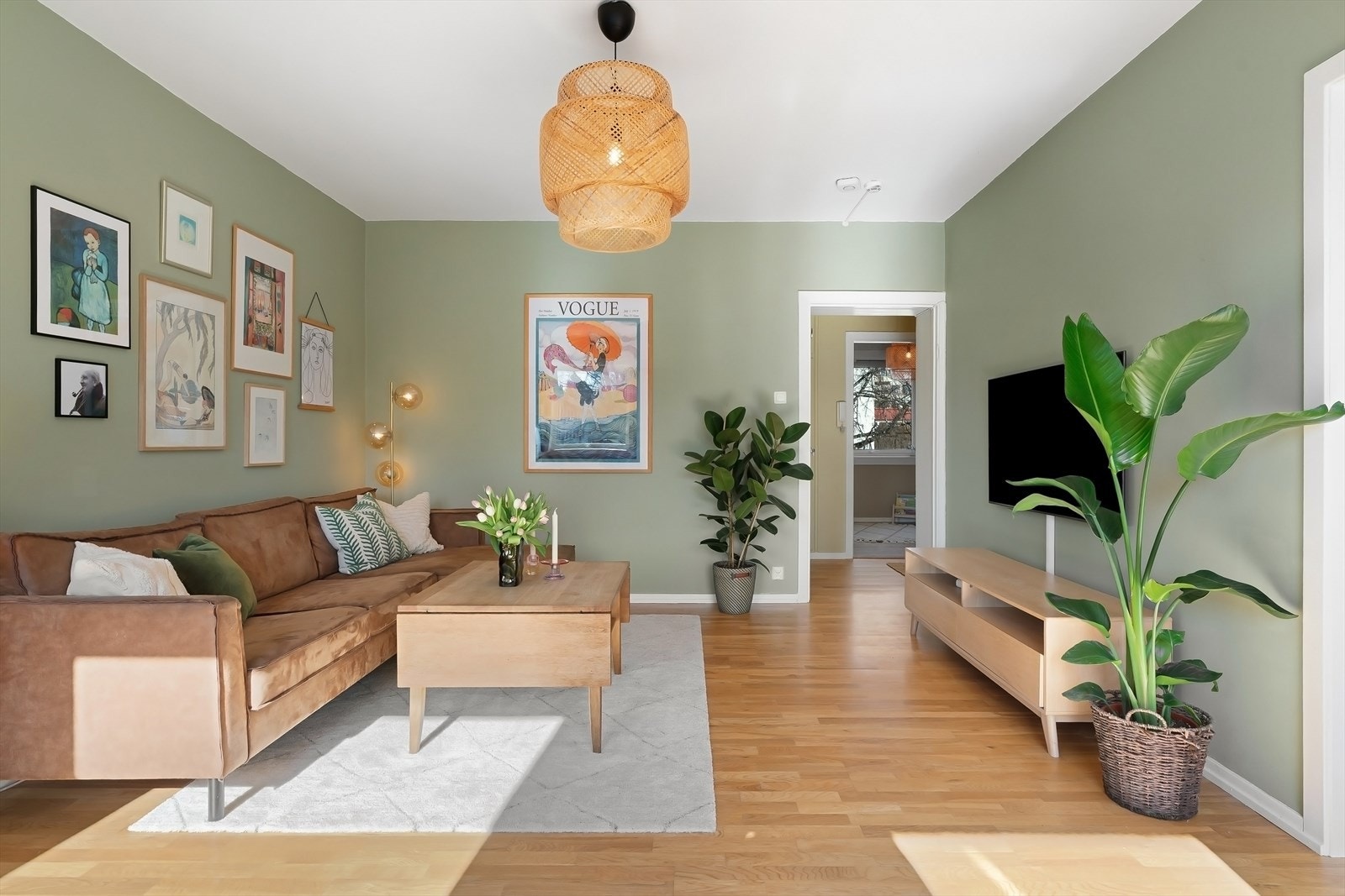 Gjennomgående og lys med enkel adkomst til byggets 2. etasje Galleribilde